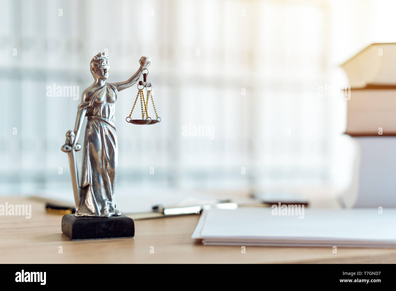 Dame Justice statue en cabinet, le bureau du procureur de la balance avec les yeux bandés, Justitia et l'épée est la personnification de la force morale dans les syst Banque D'Images