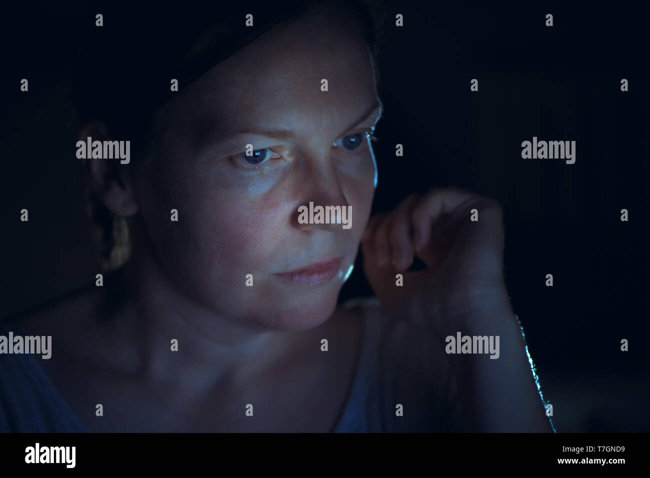 Touche Bas Portrait of tired woman looking at laptop computer écran exposé à l'effet de la technologie lumière bleue qui a des répercussions sur le Sommeil et rythmes circadiens r Banque D'Images