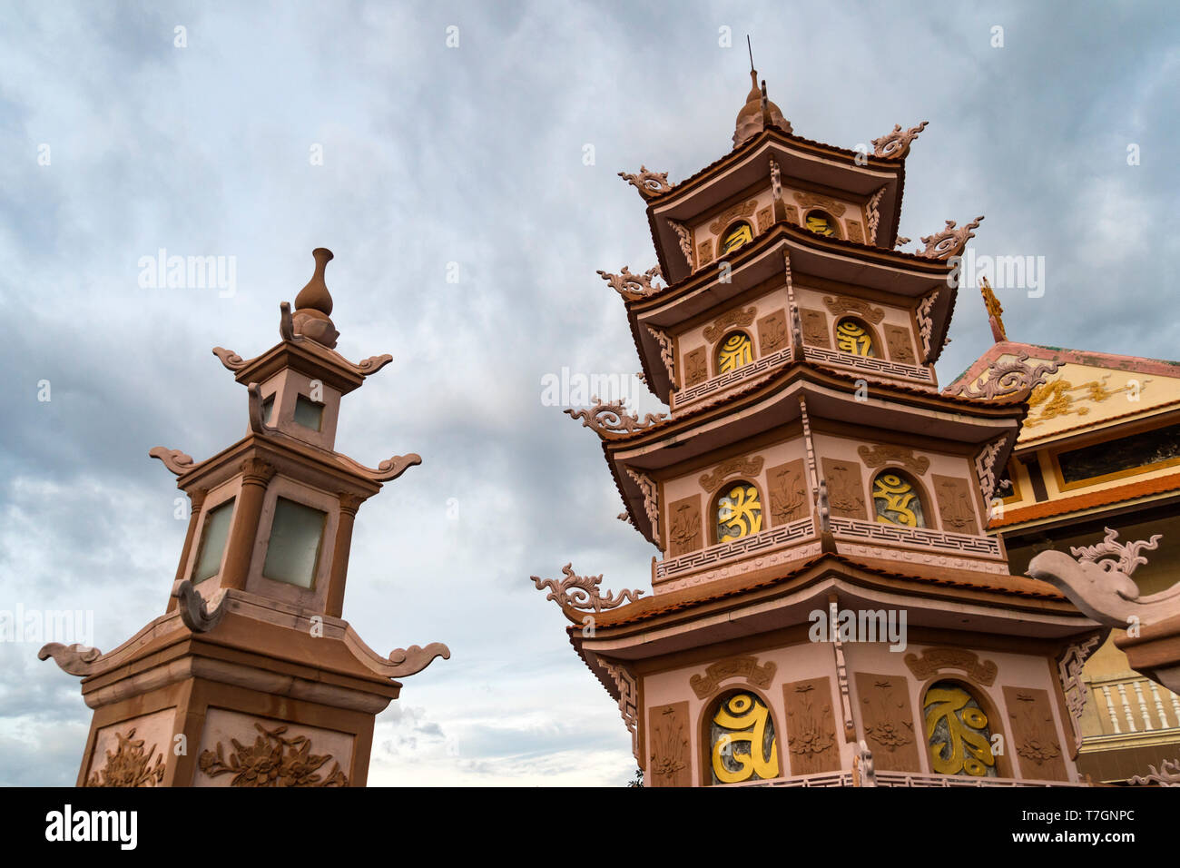 Buu fils près du temple bouddhiste ou Poshanu Cham Tower Po Sahu Inu à Phan Thiet city au Vietnam. Banque D'Images