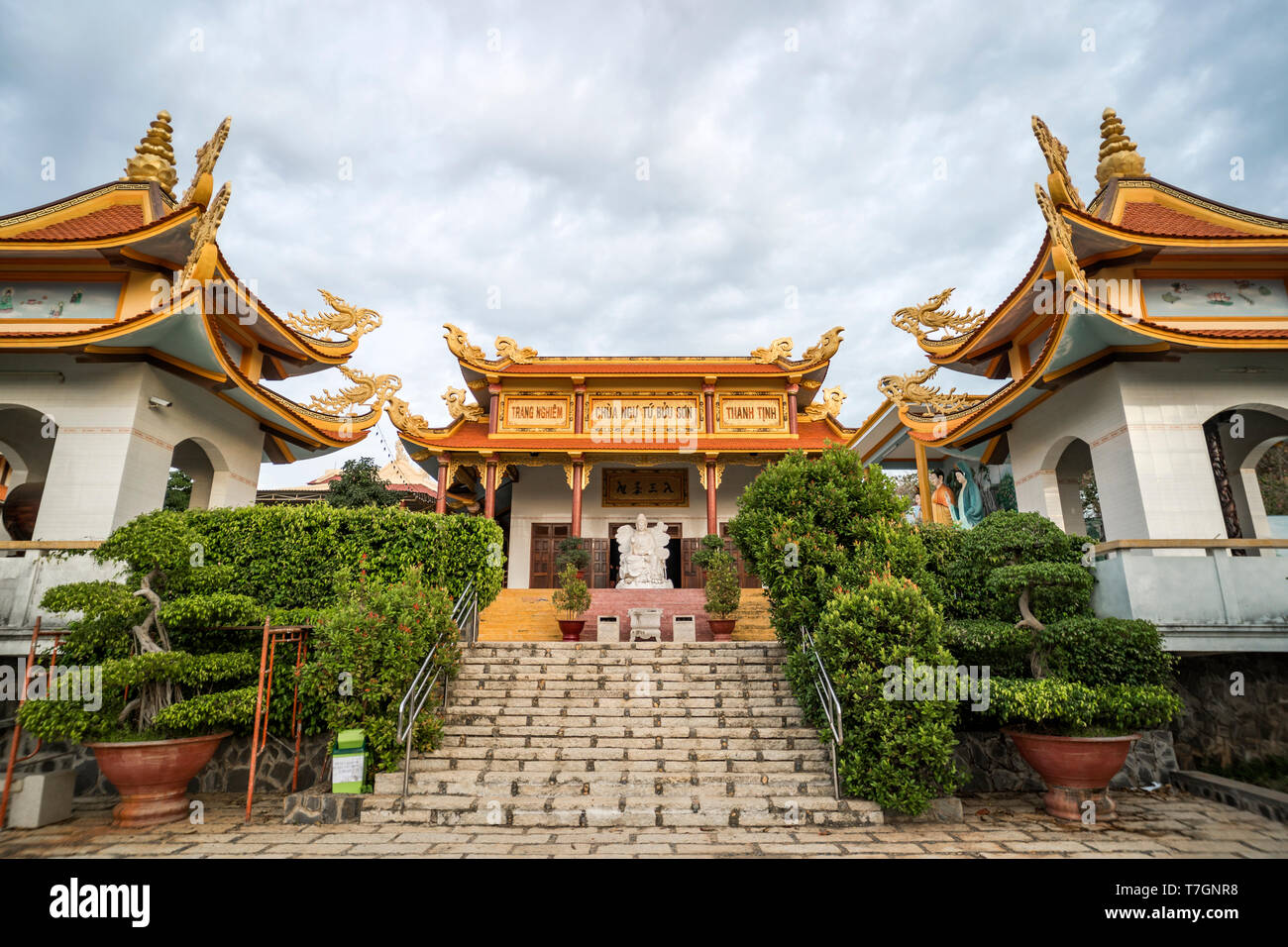 Buu fils près du temple bouddhiste ou Poshanu Cham Tower Po Sahu Inu à Phan Thiet city au Vietnam. Banque D'Images