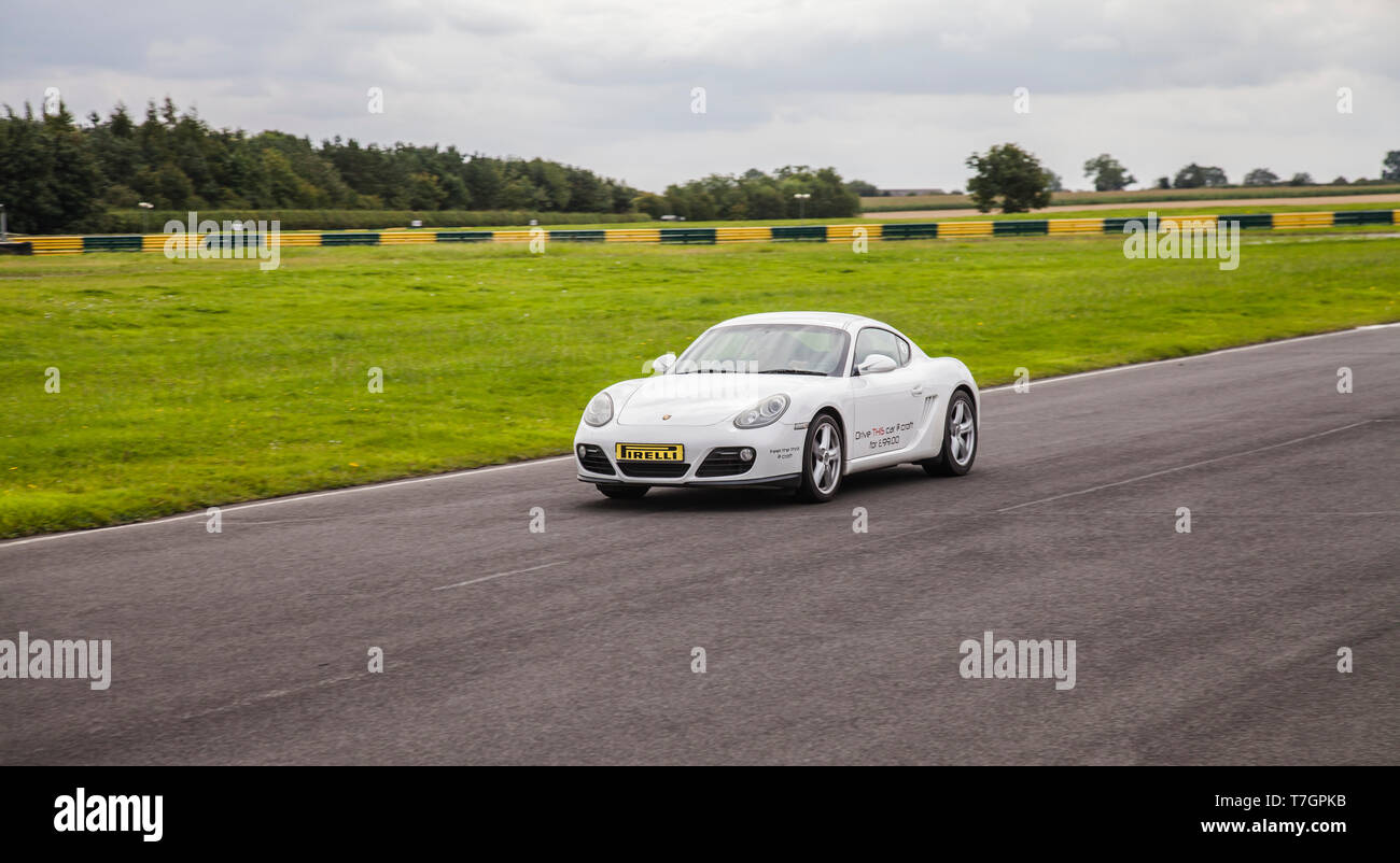 Une voiture de sport Porsche Cayman Circuit automobile à Croft, North Yorkshire, Angleterre, Royaume-Uni Banque D'Images