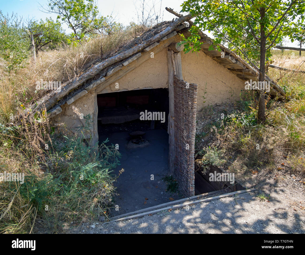 Semi-agriculteur avec un toit à deux versants, 'parc archéologique des nomades vers les villes", Divnogorye, région de Voronezh Banque D'Images