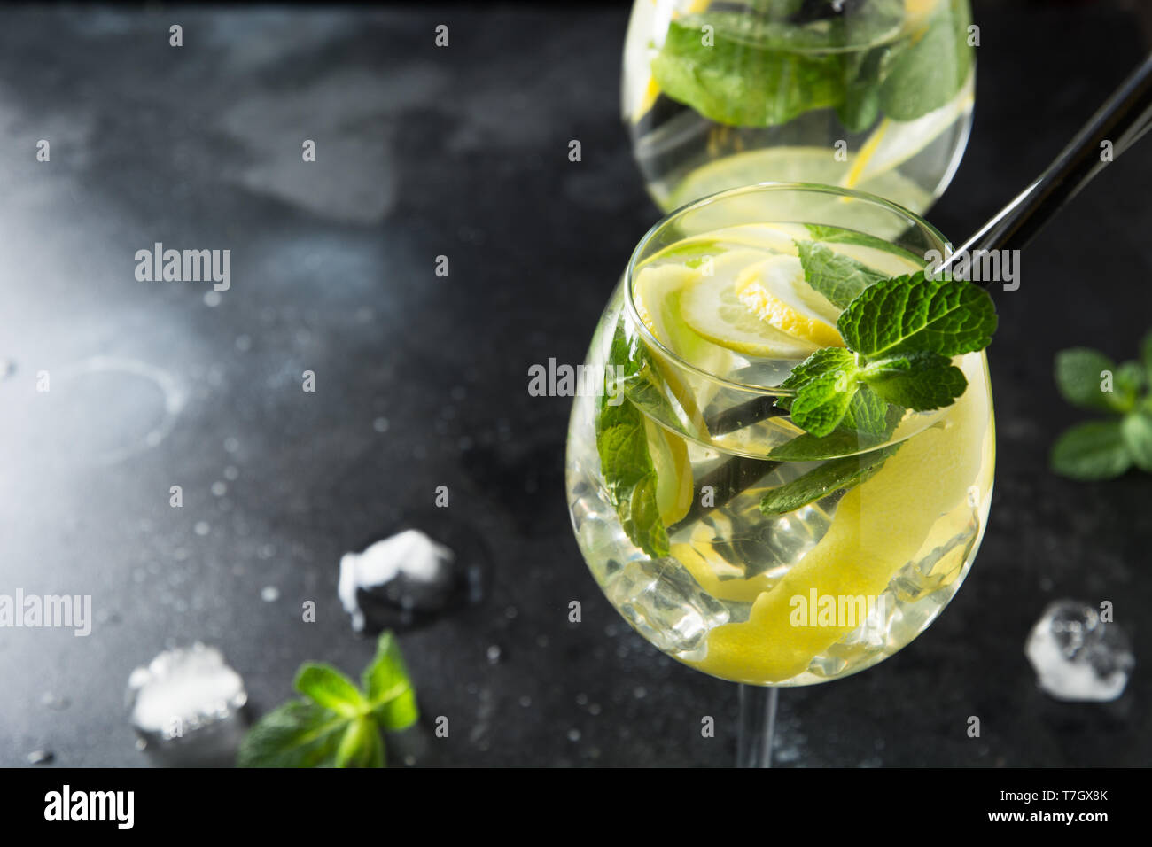 Mojito cocktail ou la limonade avec de la chaux et de menthe dans le verre sur le tableau noir. Close up. Rafraîchissement d'été. L'espace pour le texte. Banque D'Images