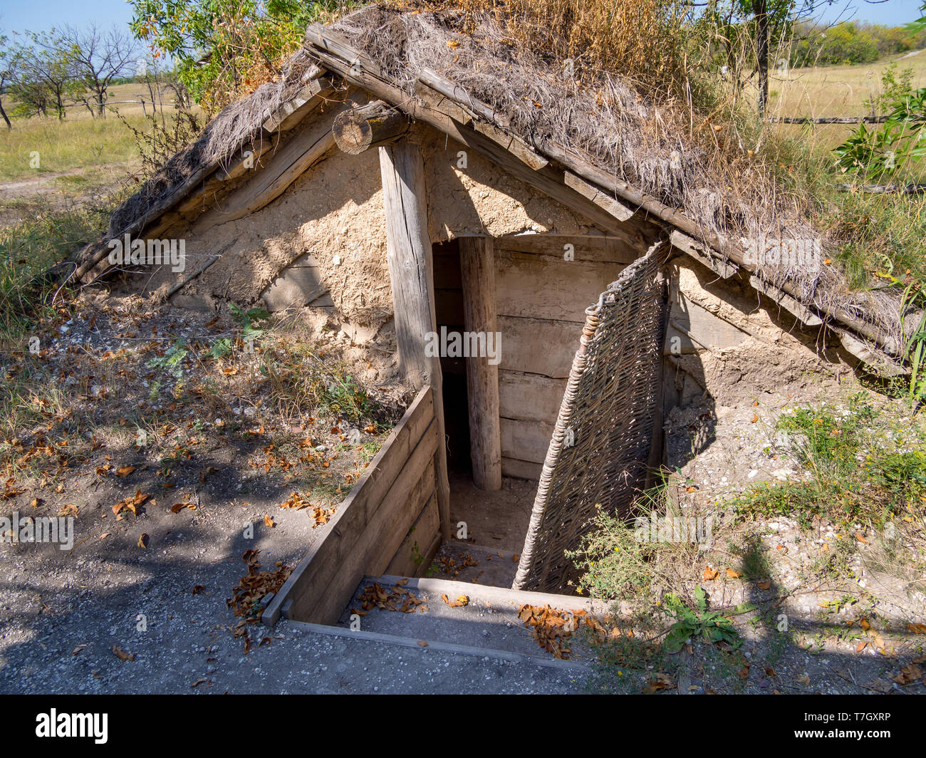 La reconstruction d'une semi-dugout, 'parc archéologique des nomades vers les villes", Divnogorye, région de Voronezh Banque D'Images