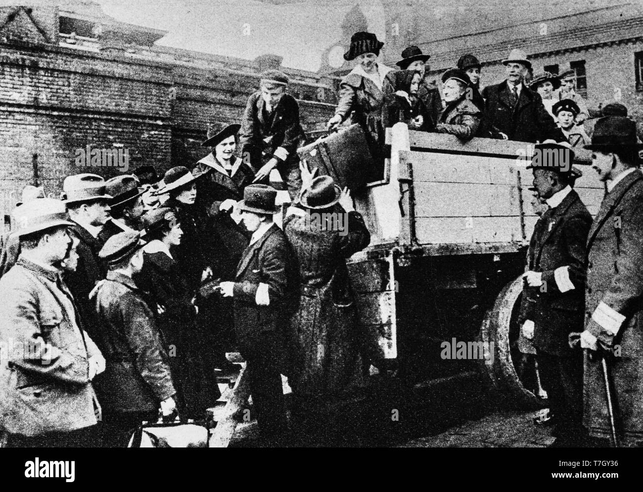 L'arrivée des électeurs pour les élections, salis, Allemagne, 1920 Banque D'Images