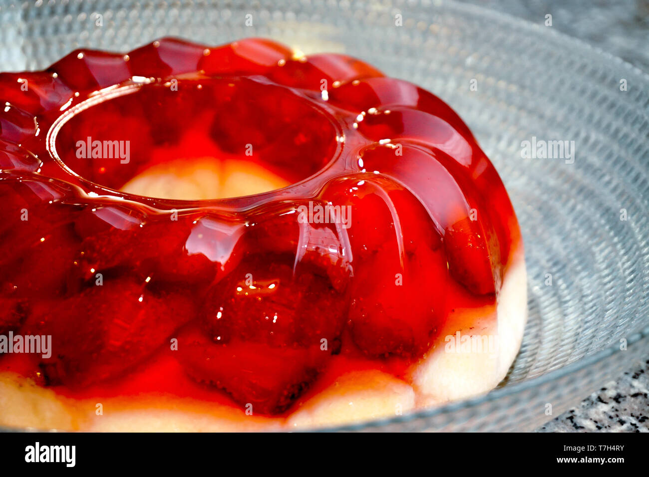 Gâteau aux fraises avec de la gélatine dans un plat en verre Banque D'Images