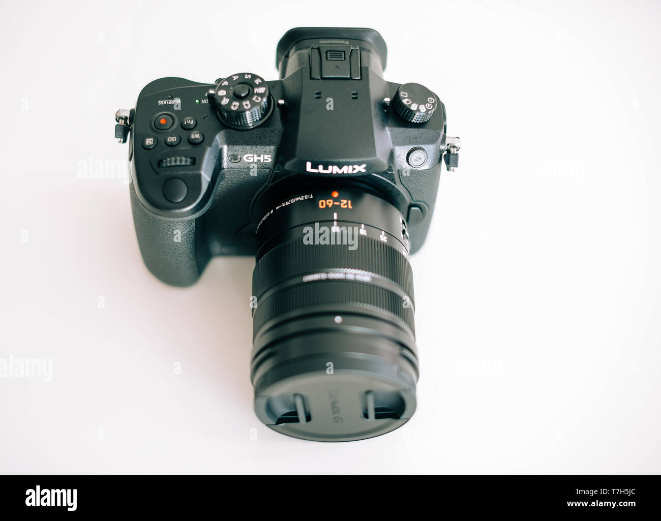 Paris, France - Apr 5, 2017 : vue ci-dessus de nouveau Panasonic Lumix GH5  mirrorless caméra capable de faire 10bit interne vidéo sur carte sd isolé  sur fond blanc Photo Stock - Alamy