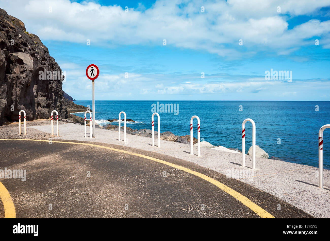 Fin de la route, à Playa de Las Teresitas à San Andres, Tenerife, Espagne. Banque D'Images
