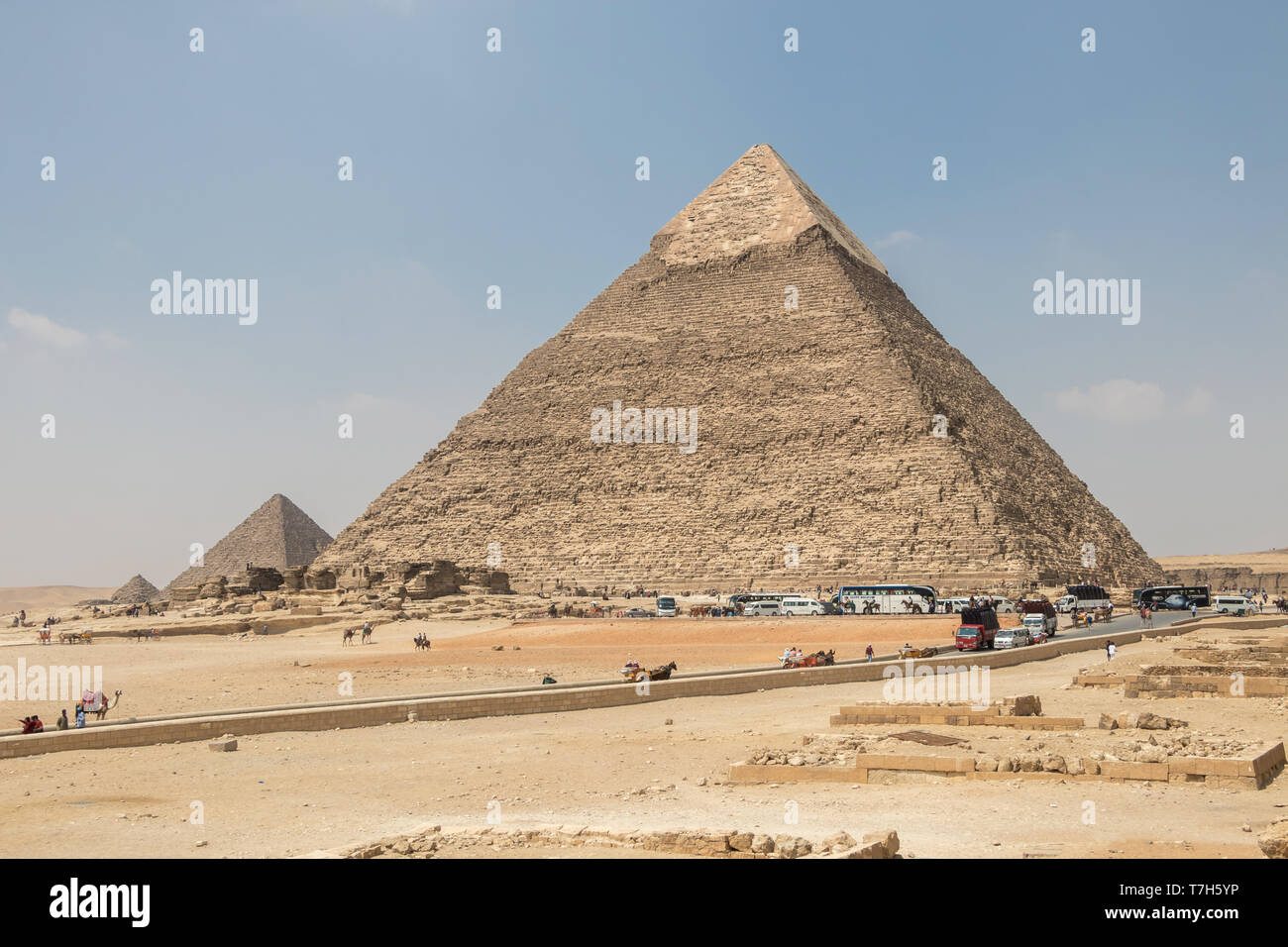 Giza, Egypte - 19 Avril 2019 : La pyramide de Khafré et la Pyramide de Menkaourê de Gizeh Banque D'Images