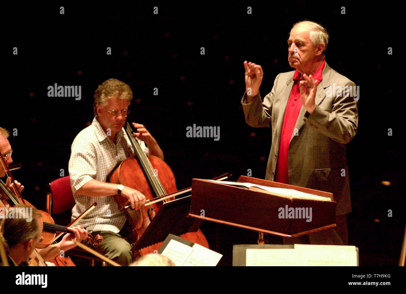 Célèbre chef d'orchestre Pierre Boulez dirige le London Symphony Orchestra et le pianiste Emmanuel Ax pendant les répétitions pour tonights performance de Boulez 2000 situé à Usher Hall dans le cadre du Festival International. 24/8/2000. Banque D'Images