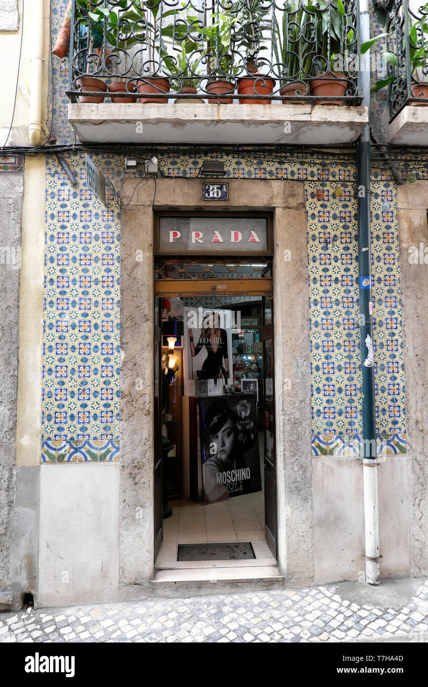 Un signe au-dessus de Prada womens boutique de carrelage traditionnel sur  la Rua da Boavista street à Lisbonne Portugal Europe UE KATHY DEWITT Photo  Stock - Alamy