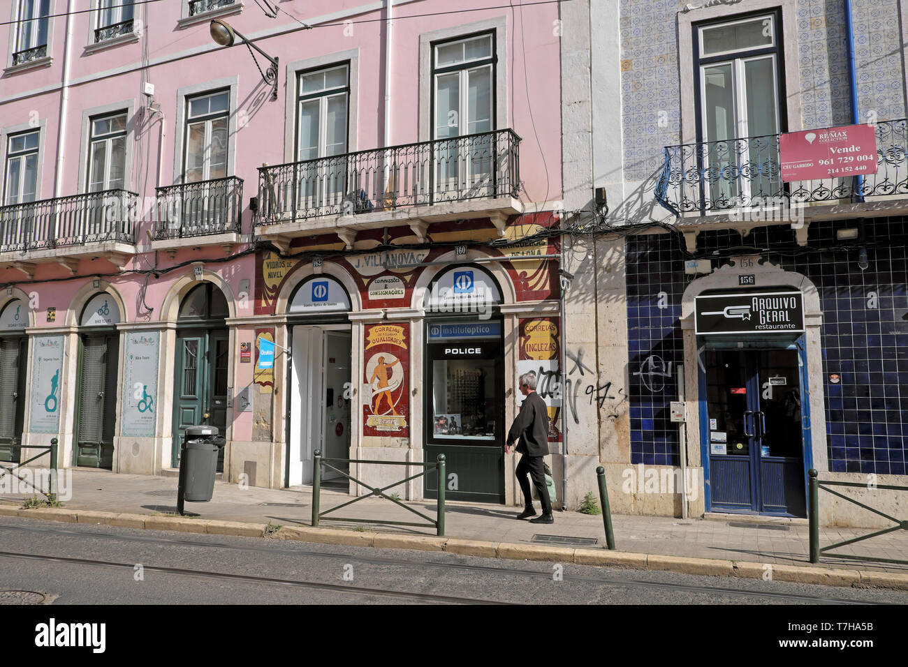 Panneau de poste de police sur le front de magasin le long de la rue Rua da Boavista dans le quartier Bairro Alto de Lisbonne Lisboa Portugal Europe UE KATHY DEWITT Banque D'Images