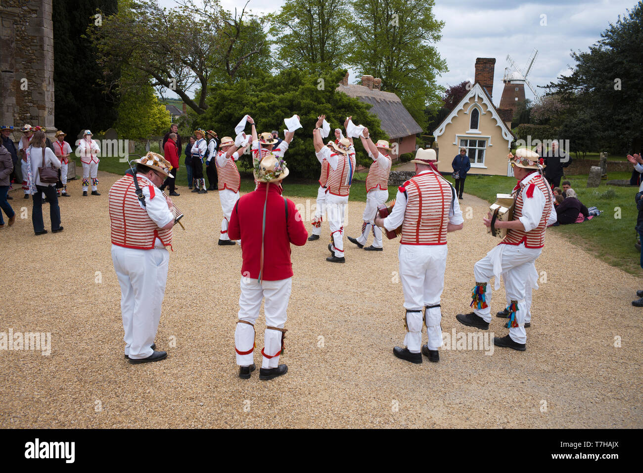 Thaxted Essex England UK. Danse traditionnelle sur vacances de banque lundi de l'église cour parking. 6 mai 2019 Thaxted Morris side en rouge et whi Banque D'Images
