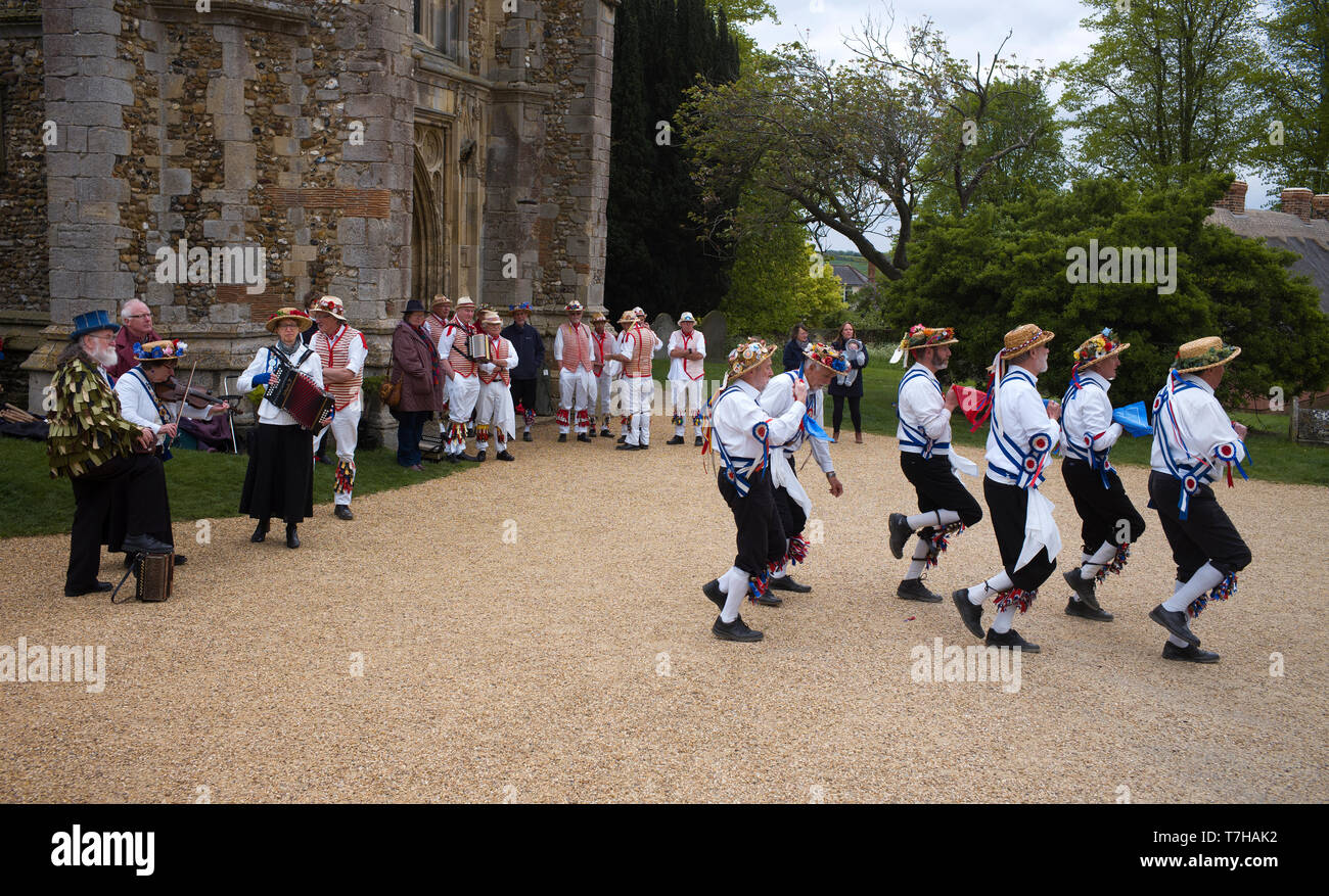 Thaxted Essex England UK. Danse traditionnelle sur vacances de banque lundi de l'église cour parking. 6 mai 2019 Thaxted Morris side en rouge et whi Banque D'Images
