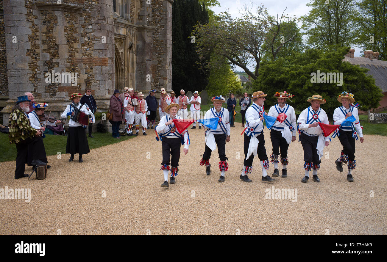 Thaxted Essex England UK. Danse traditionnelle sur vacances de banque lundi de l'église cour parking. 6 mai 2019 Thaxted Morris side en rouge et whi Banque D'Images