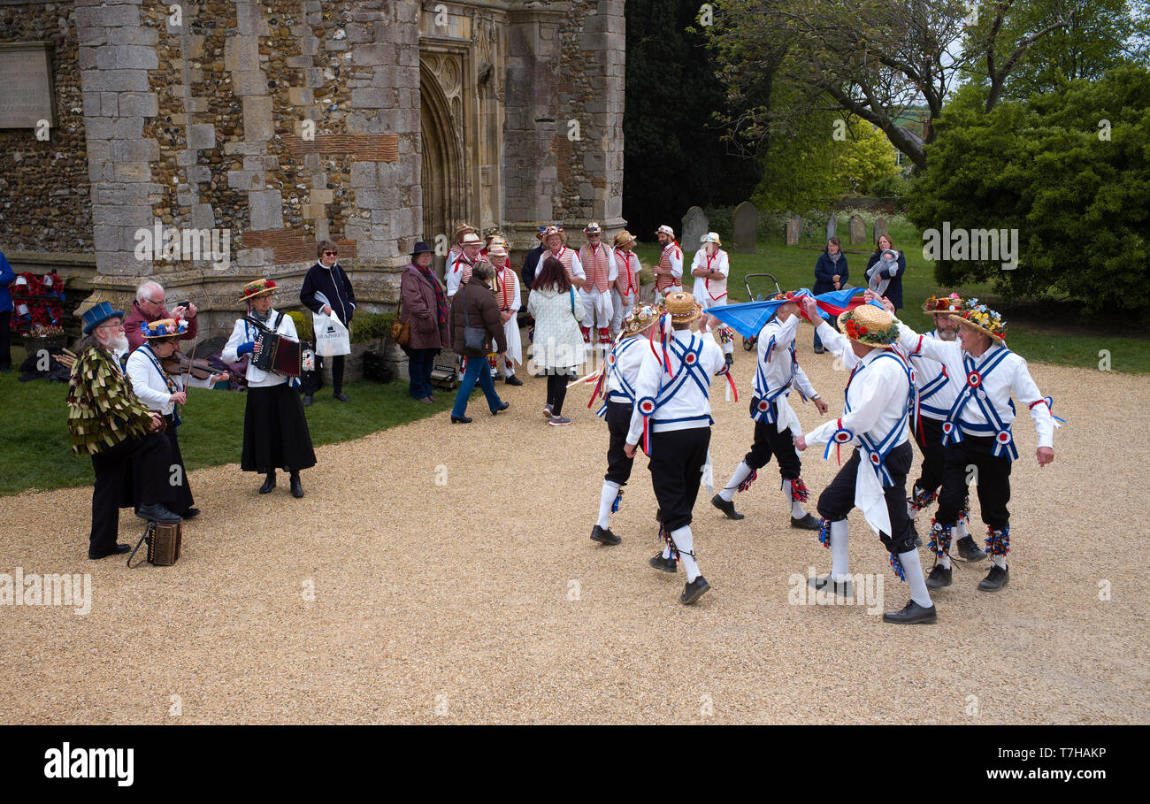 Thaxted Essex England UK. Danse traditionnelle sur vacances de banque lundi de l'église cour parking. 6 mai 2019 Thaxted Morris side en rouge et whi Banque D'Images