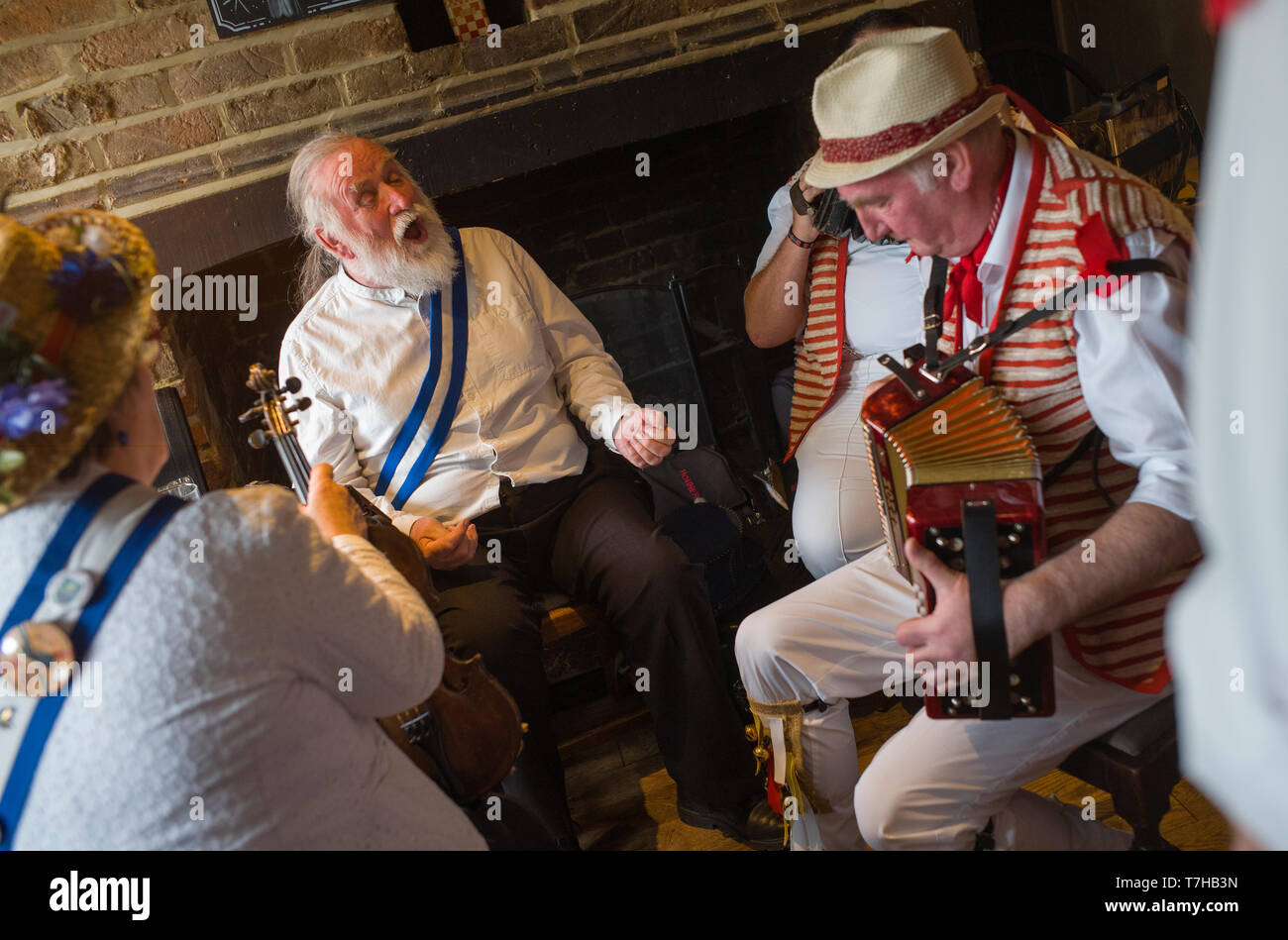 Thatxted Essex England UK. Danseurs Morris dans le chant traditionnel Swan Pub après la danse de l'Église parking sur Bank Holiday lundi. 6 mai 2019 Banque D'Images