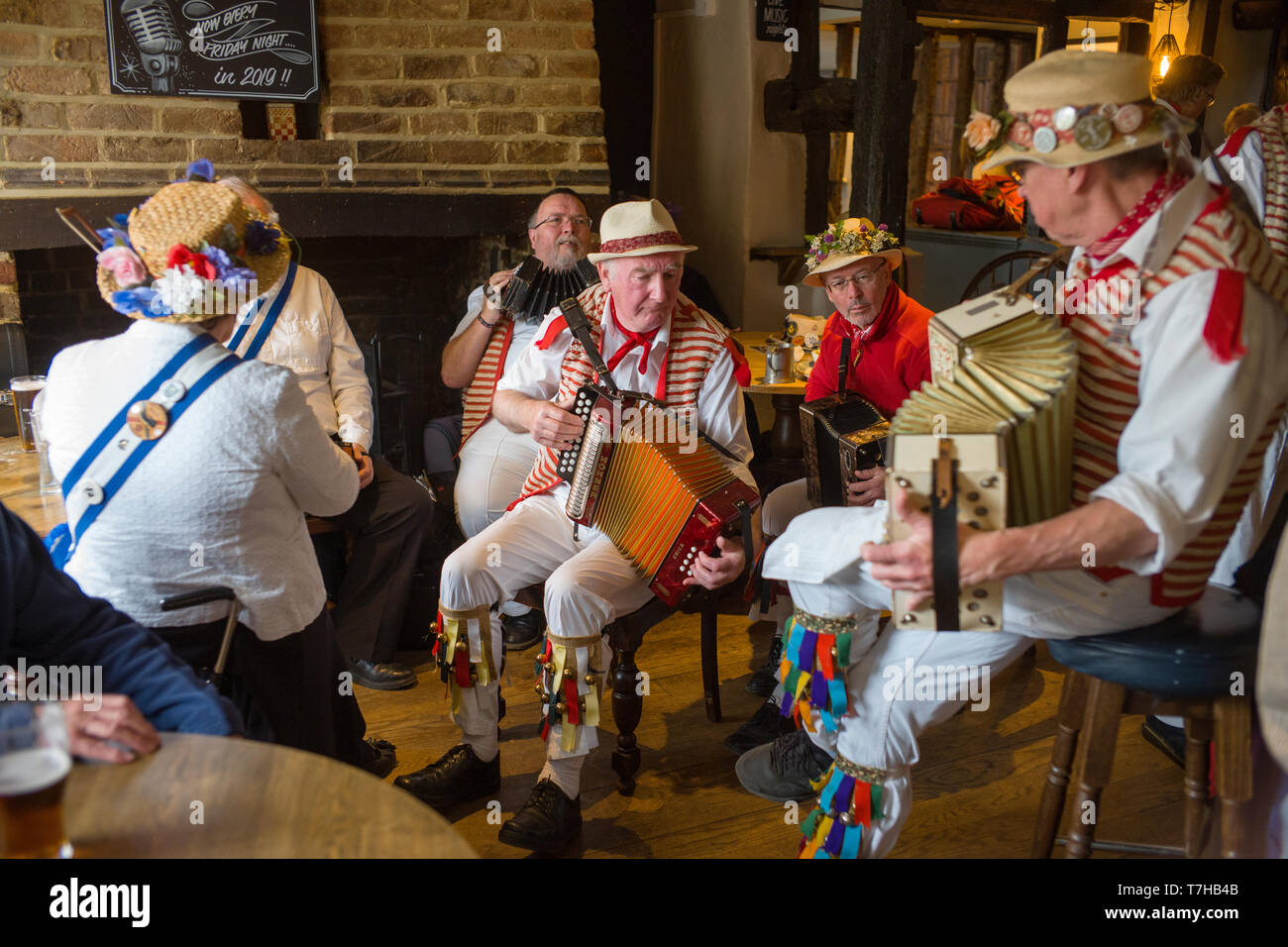 Thatxted Essex England UK. Danseurs Morris dans le chant traditionnel Swan Pub après la danse de l'Église parking sur Bank Holiday lundi. 6 mai 2019 Banque D'Images