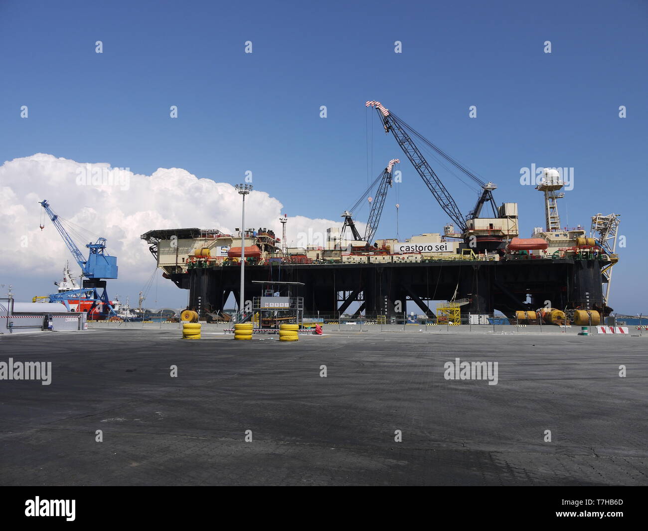 Le Castoro Sei in port Limassol (Chypre) est un bateau dédié à construire des lignes de tuyaux off shore pour le pétrole et le gaz Banque D'Images