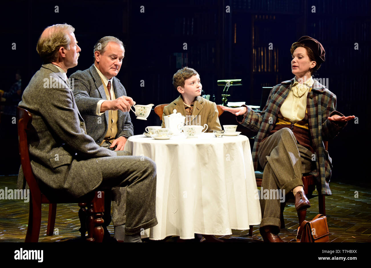 De gauche à droite : Andrew Havill comme Warnie, Hugh Bonneville comme C.S. Lewis, Eddie Martin comme Douglas Gresham & Liz White comme Joy Gresham dans Shadowlands... Banque D'Images