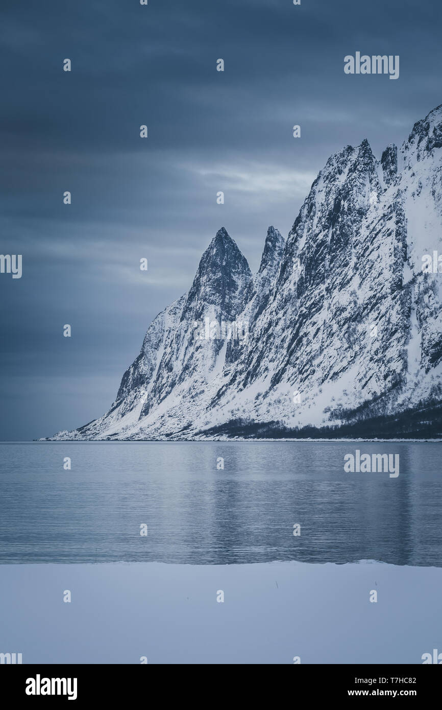 Forte de montagnes en hiver bleu de l'heure. Tungeneset de Ersfjord, Norvège Banque D'Images