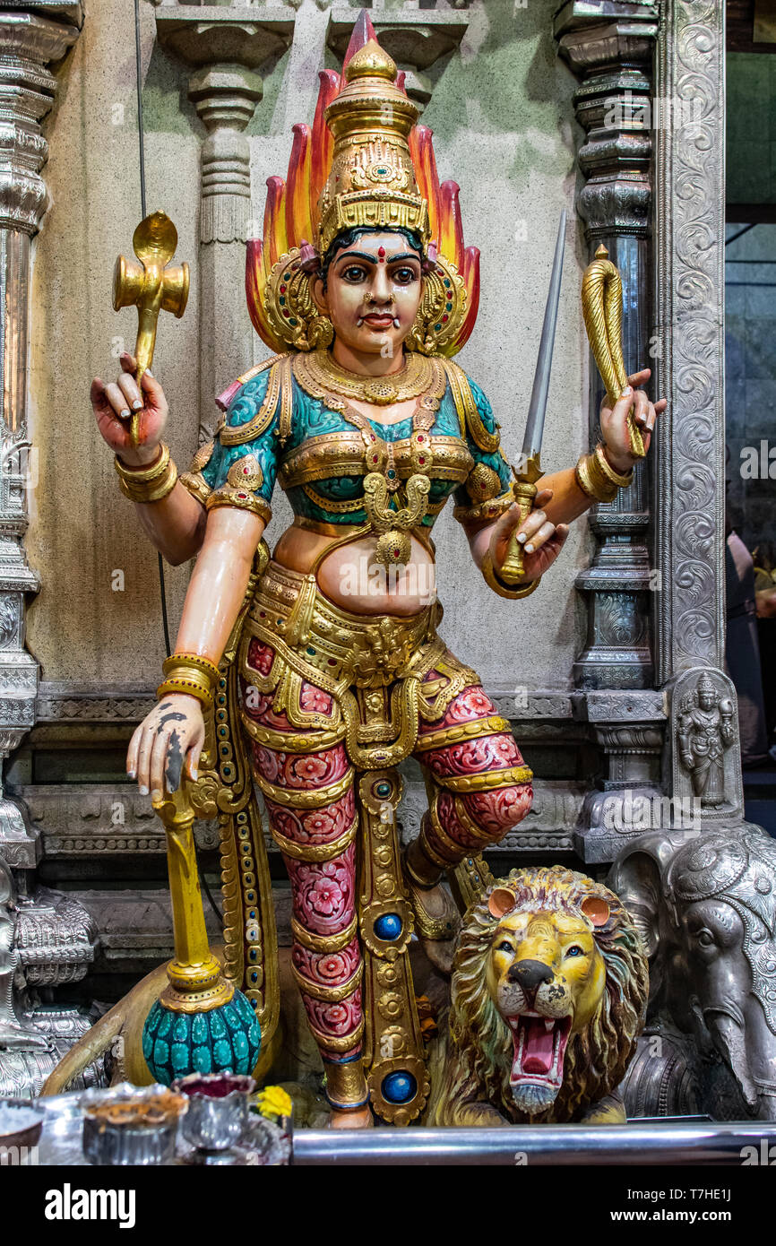 Singapour, 12 mars 2019, statue à Sri Veeramakaliamman Temple à nuit à Singapour. Le temple est dédié à Veeramakaliamman ou le Coco5 Banque D'Images