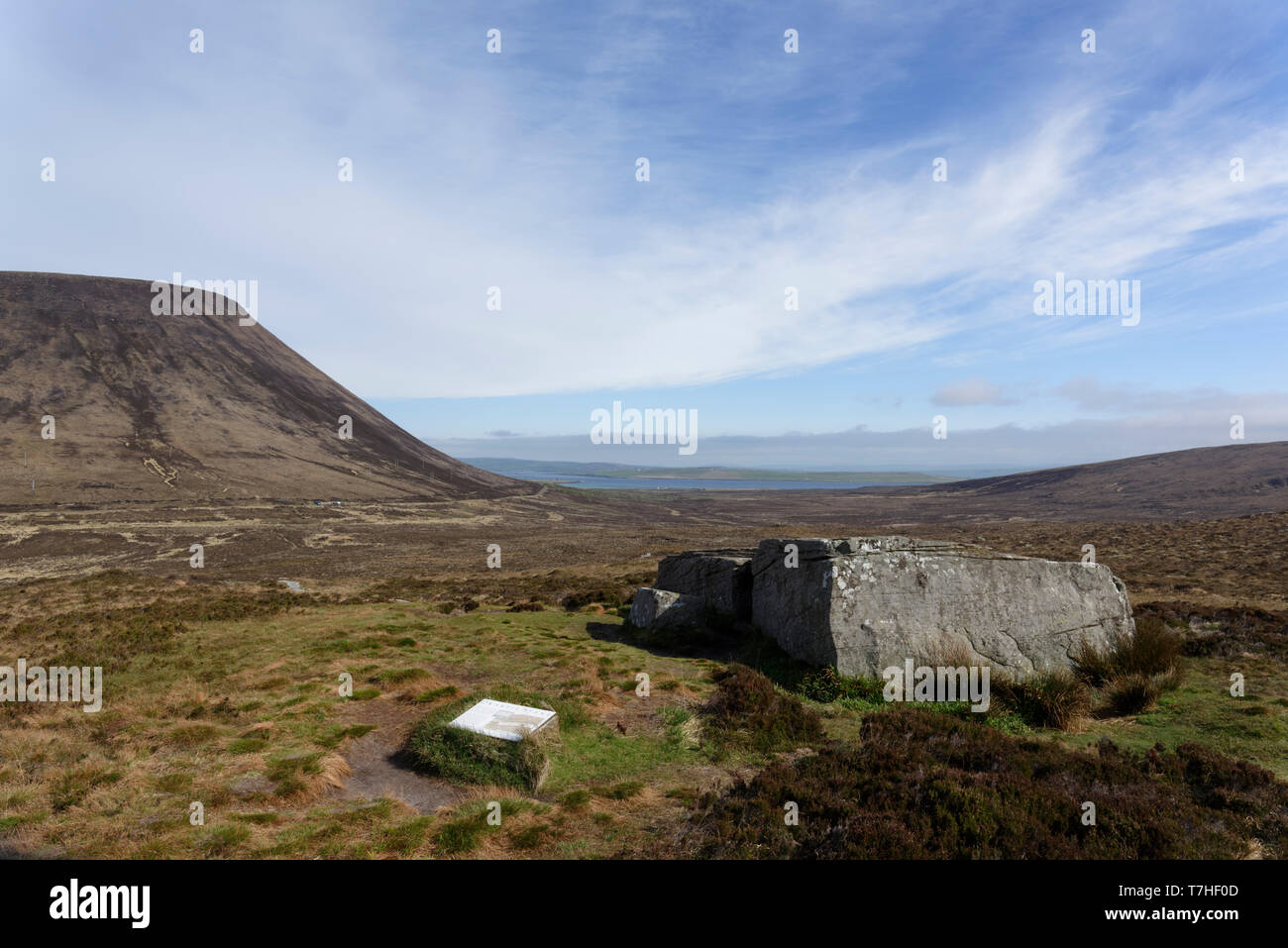 Le Dwarfie Stane est un tombeau mégalithique chambré sur l'île d'Orkney Hoy. On croit être autour de 5000 ans, il a une coupe de main de l'intérieur. Banque D'Images