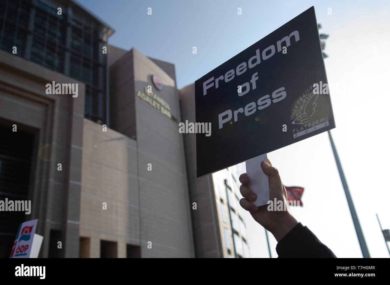 Signer l'appel pour la liberté de la presse à l'extérieur de l'Édifice de la Cour d'Istanbul, Turquie Banque D'Images