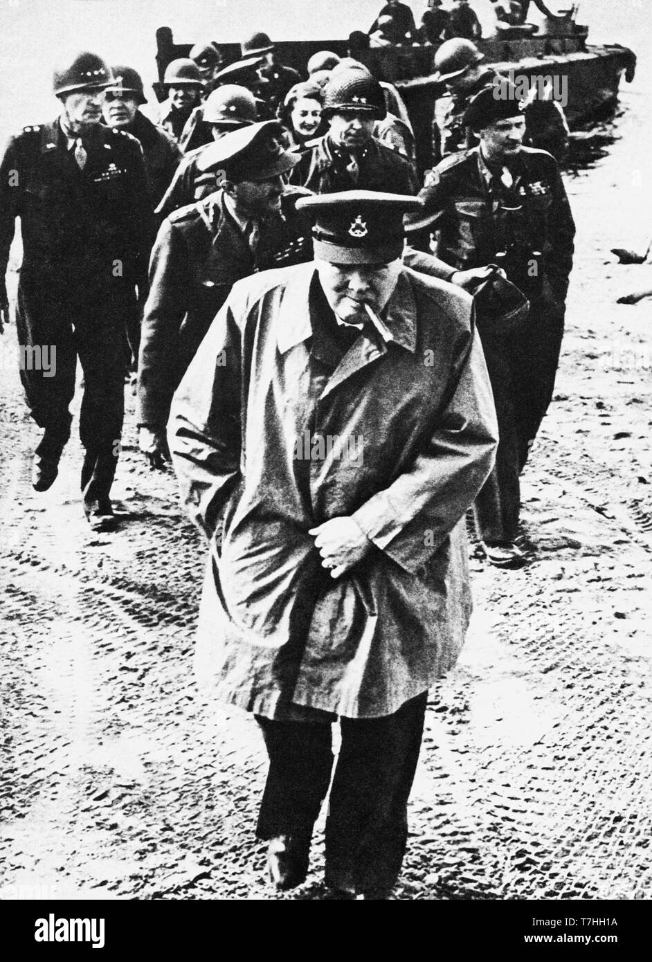 Winston Churchill l'atterrissage sur l'extrême bord du Rhin avec le général Montgomery. 25 Mars 1945 Banque D'Images