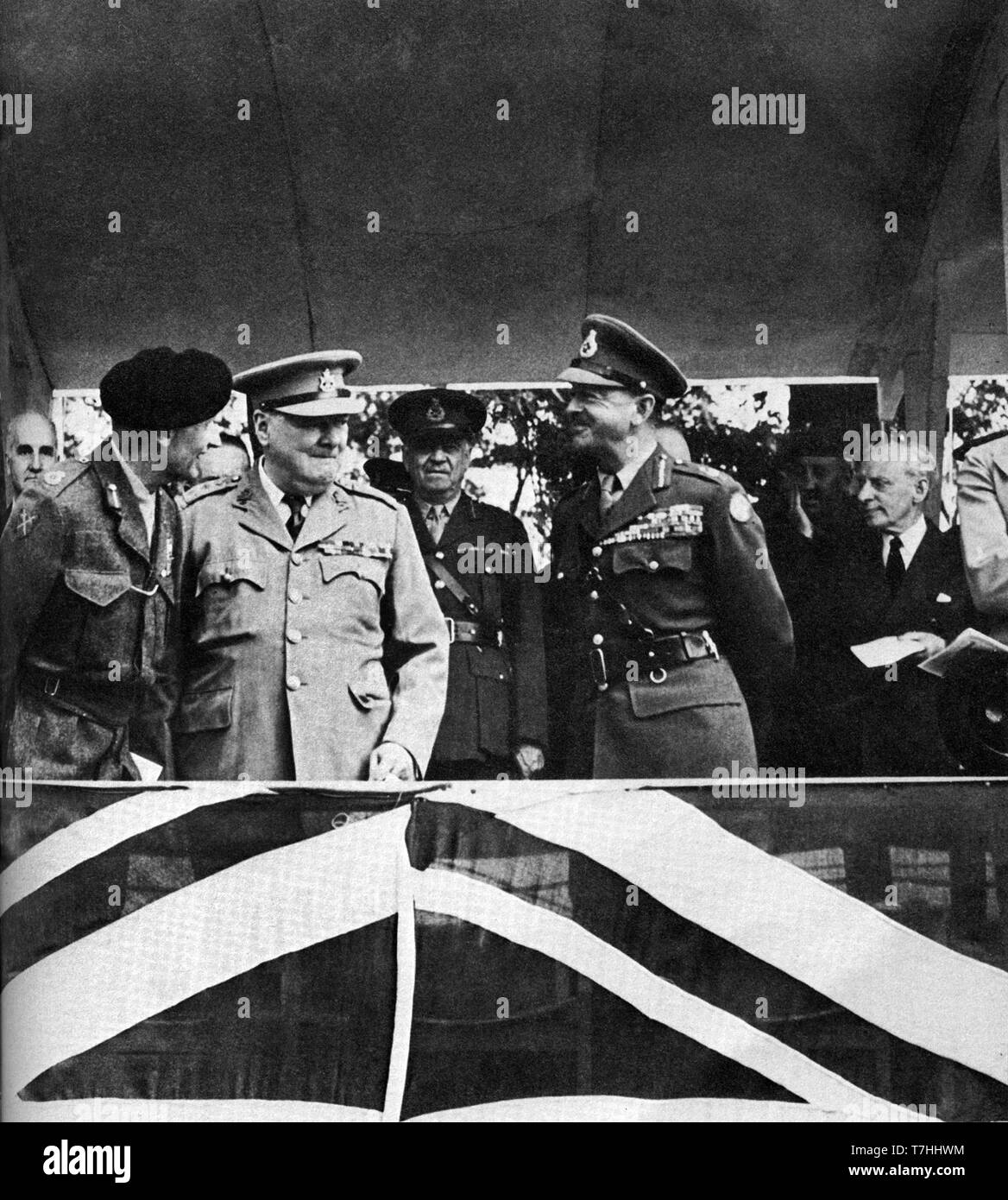 Churchill à la parade de la victoire, Berlin.(G-D) Lord Cherwell, Field Marshall Montgomery, Churchill, General Ismay, Field Marshall Alexander, Lord Moran. 21/745 Banque D'Images