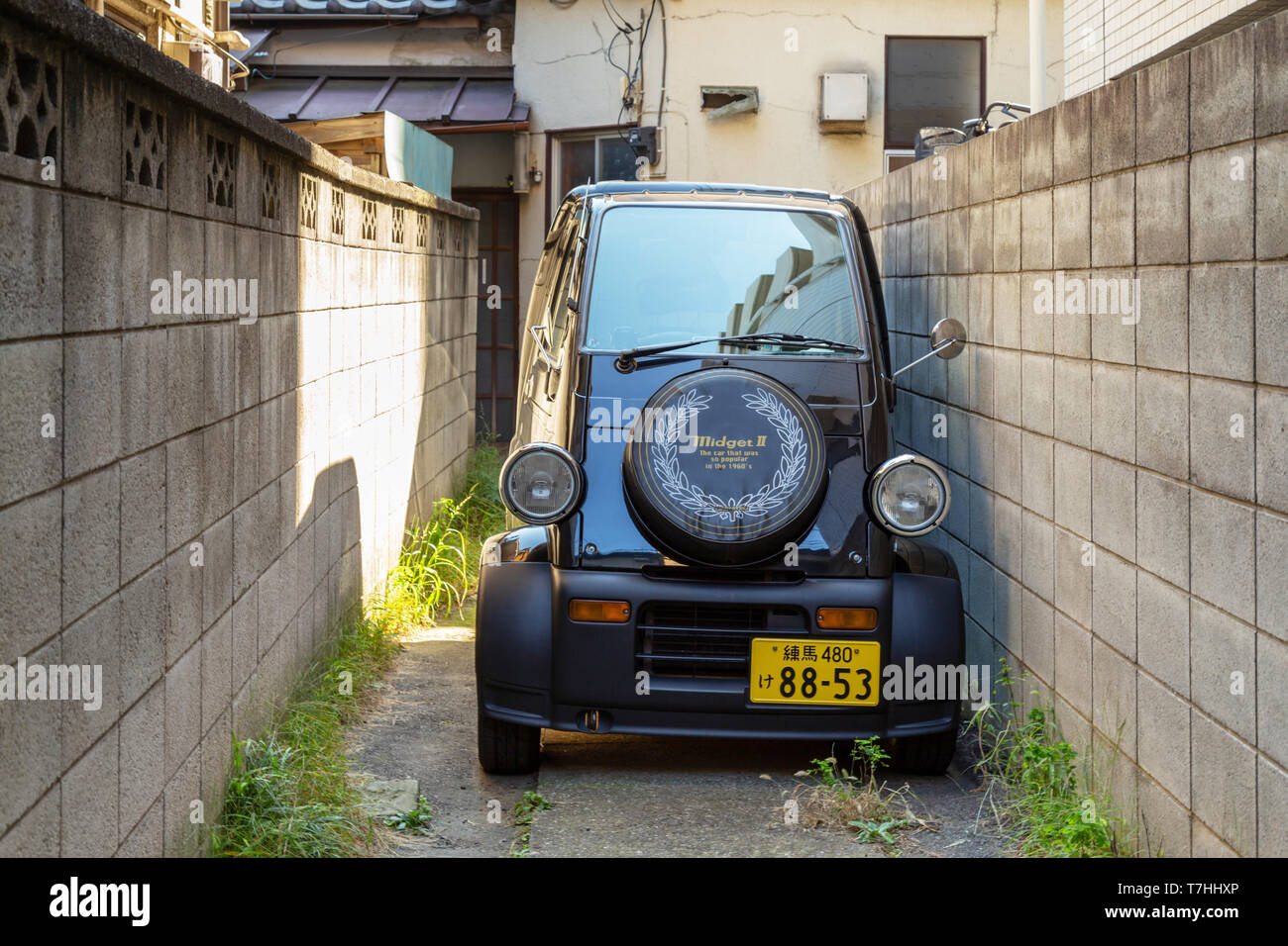Daihatsu Midget II petite ville japonaise voiture. mini-voitures parking dans une ruelle étroite à la chambre à Tokyo, Japon. Daihatsu Midget II deuxième génération, e Banque D'Images