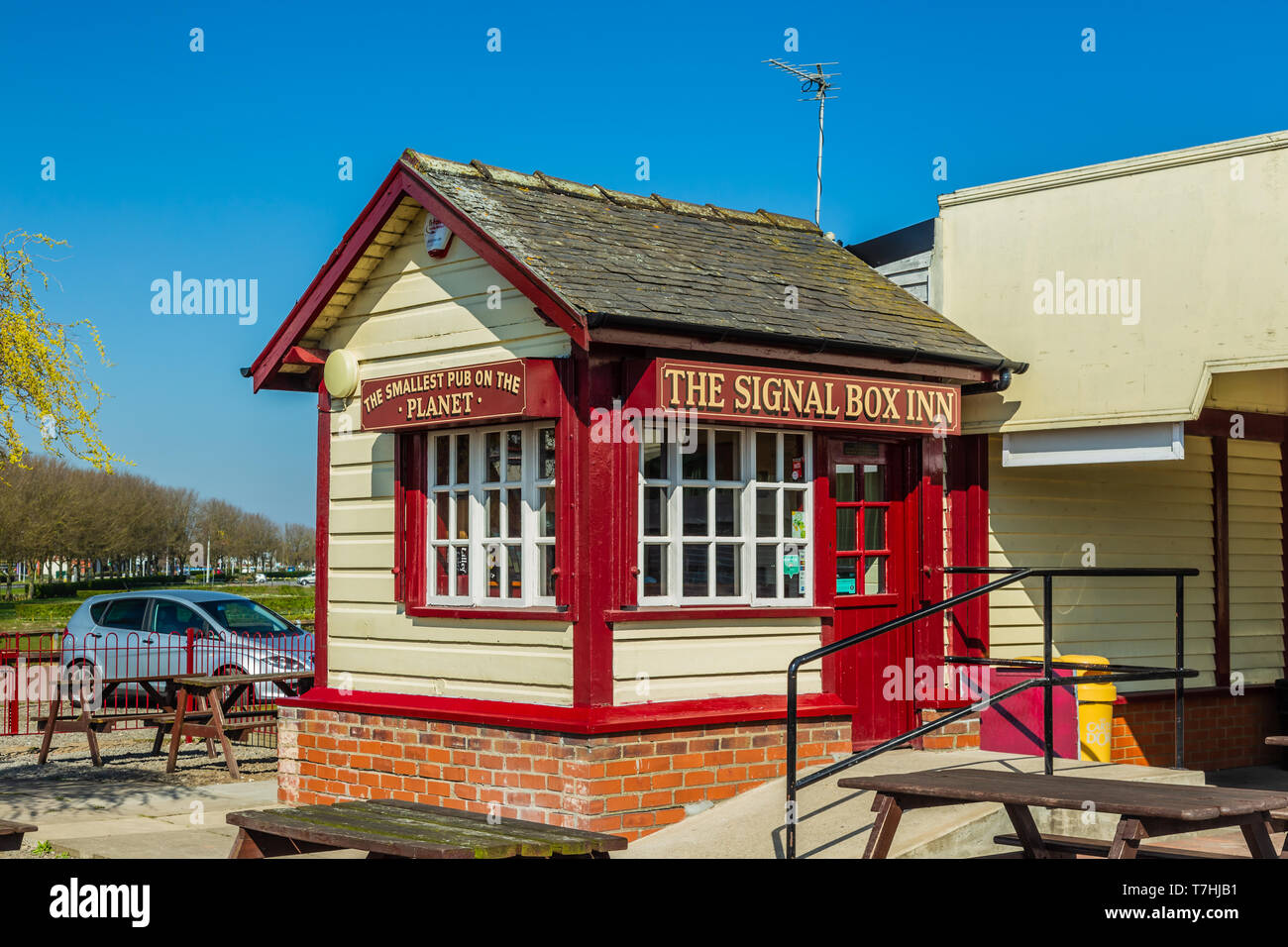 Cleethorpes, Lincolnshire, Royaume-Uni, le 29 mars 2019 : Le signal fort Inn, également appelé le plus petit pub sur la planète. Banque D'Images