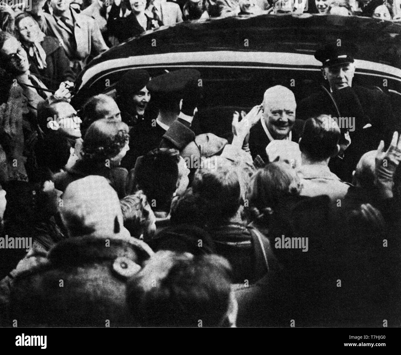 Winston Churchill d'arriver au bureau de vote pour l'élection générale de 1951 Banque D'Images