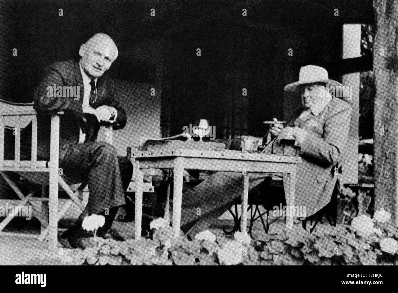 Winston Churchill dans le sud de la France avec Field Marshall Viscount Montgomery d'Alamein. Octobre 1957 Banque D'Images