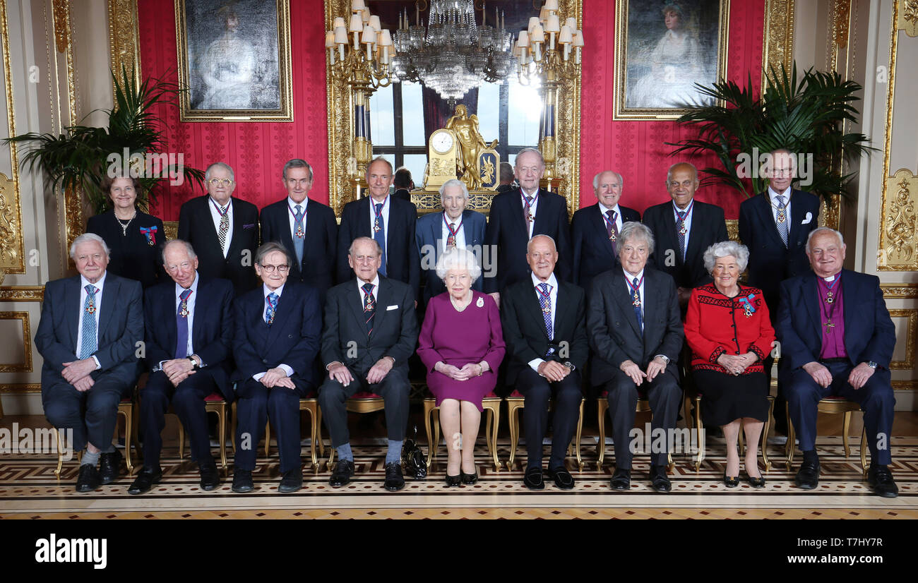 La reine Elizabeth II (façade) rejoint les membres de l'Ordre du Mérite (de gauche à droite, première rangée) Sir David Attenborough, Lord Rothschild, le Professeur Sir Roger Penrose, le duc d'Édimbourg, Lord Foster de Thamesbank, Sir Tom Stoppard, Baroness Boothroyd, Seigneur Eames, et (de gauche à droite, rangée arrière) Le professeur Dame Ann Dowling, David Hockney, Neil MacGregor, Sir Timothy Berners-Lee, Lord Rees de Ludlow, le Très Honorable Jean Chrétien, l'honorable John Howard, le professeur, Magdi Yacoub et Seigneur Fellowes pour une photo de groupe de l'avant d'un déjeuner au château de Windsor, Berkshire. Banque D'Images