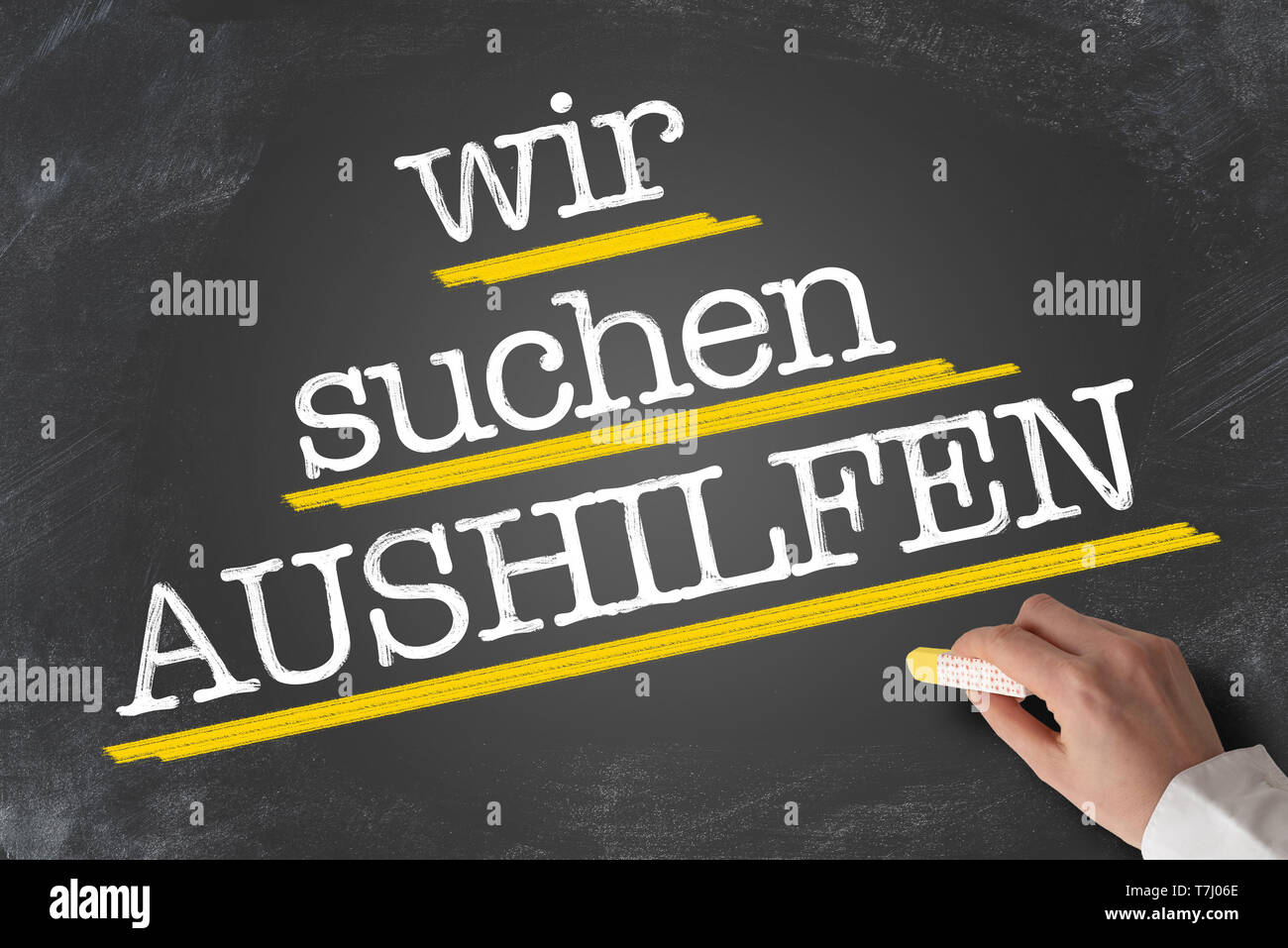 WIR SUCHEN TEXTE AUSHILFEN, Allemand de l'aide recherché, written on blackboard with hand holding morceau de craie Banque D'Images