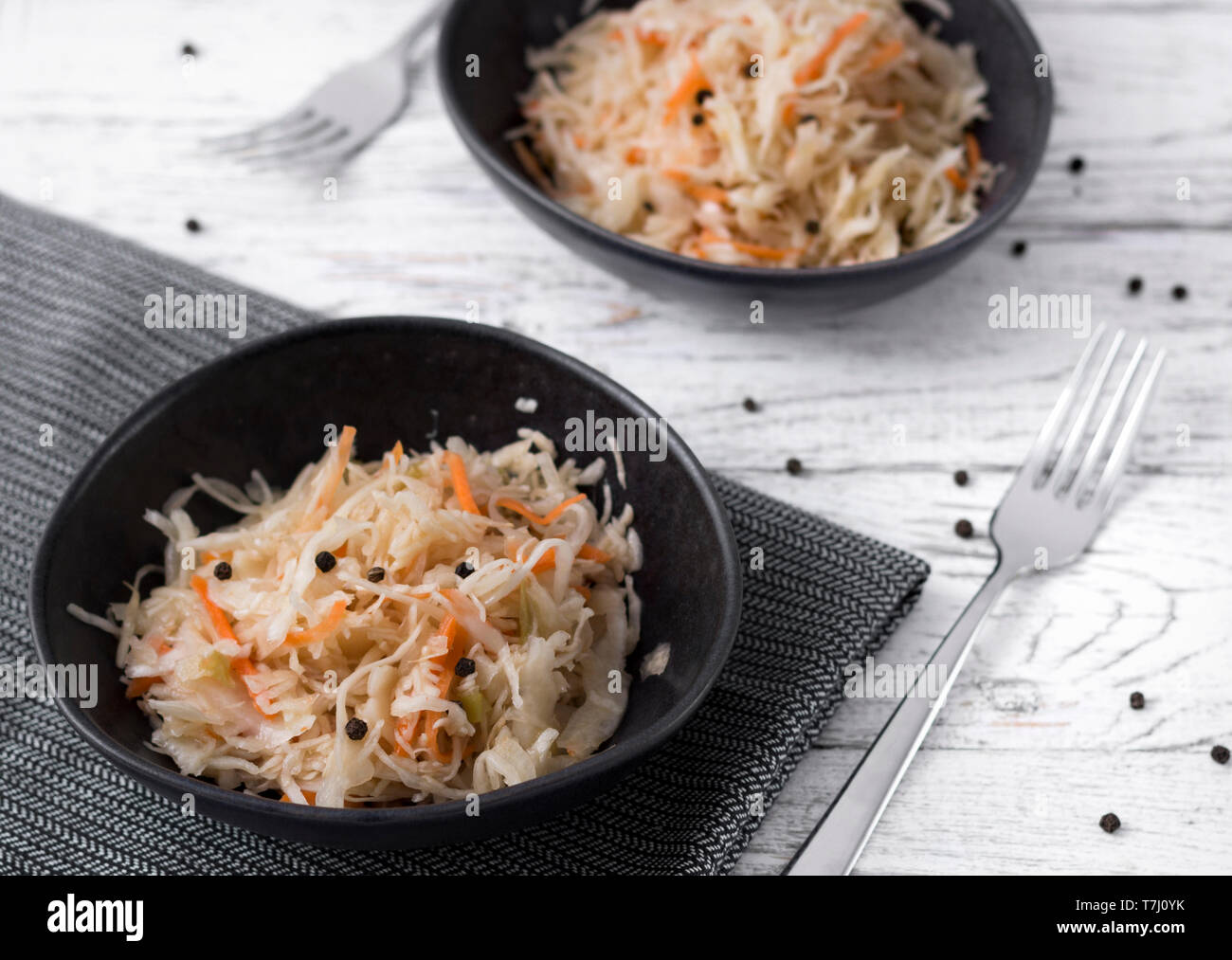 Les aliments fermentés typique dans certains pays comme la Russie, la Pologne ou l'allemand. Deux embarcations hors-plaque Banque D'Images