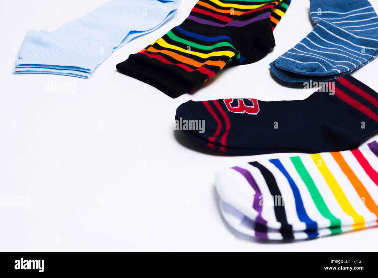 Vêtements textiles colorés différents pour les jambes, des chaussettes sur fond blanc avec l'exemplaire de l'espace. Focus sélectif. Shopping concept Banque D'Images