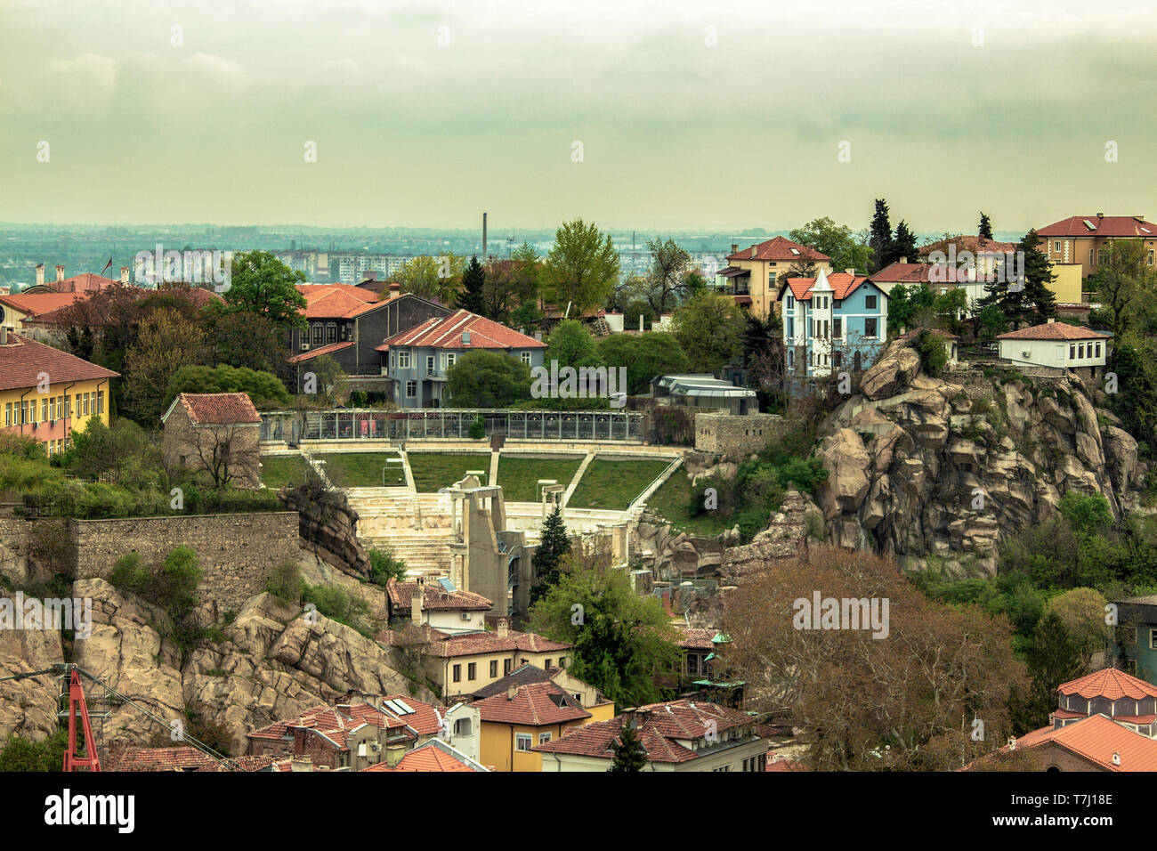 Paysage de ville de Plovdiv donnant sur l'ancien théâtre de la colline Sahat Tepe. La Bulgarie. Banque D'Images