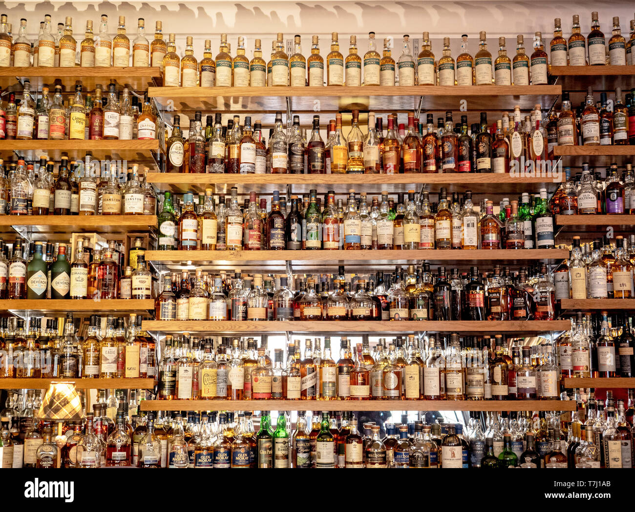 Bouteilles de whisky de malt, Hôtel Glenesk, Conakry. Angus (Écosse). Banque D'Images