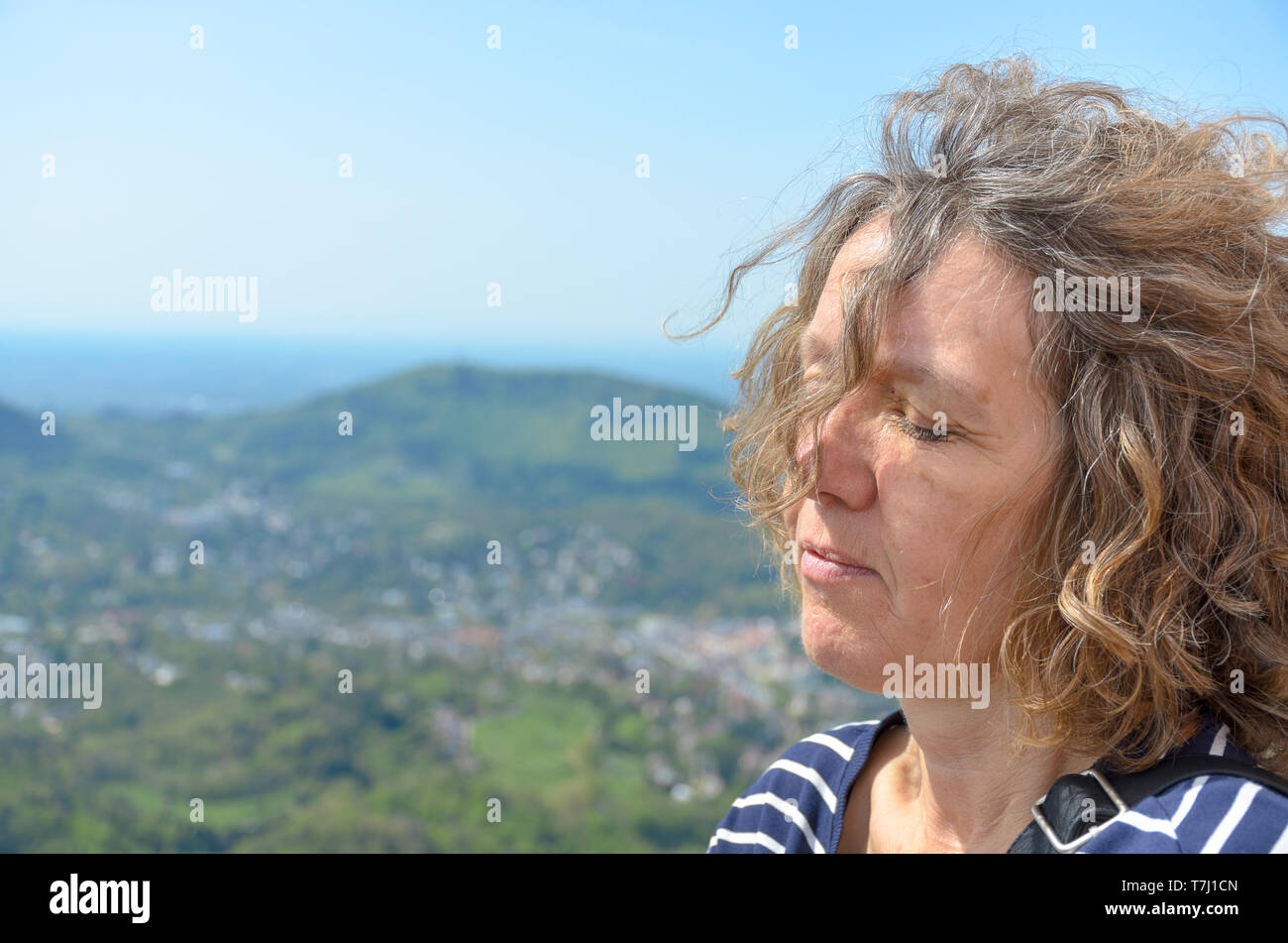 Side view portrait of a middle-aged woman sereine et touristique avec les yeux fermés Banque D'Images
