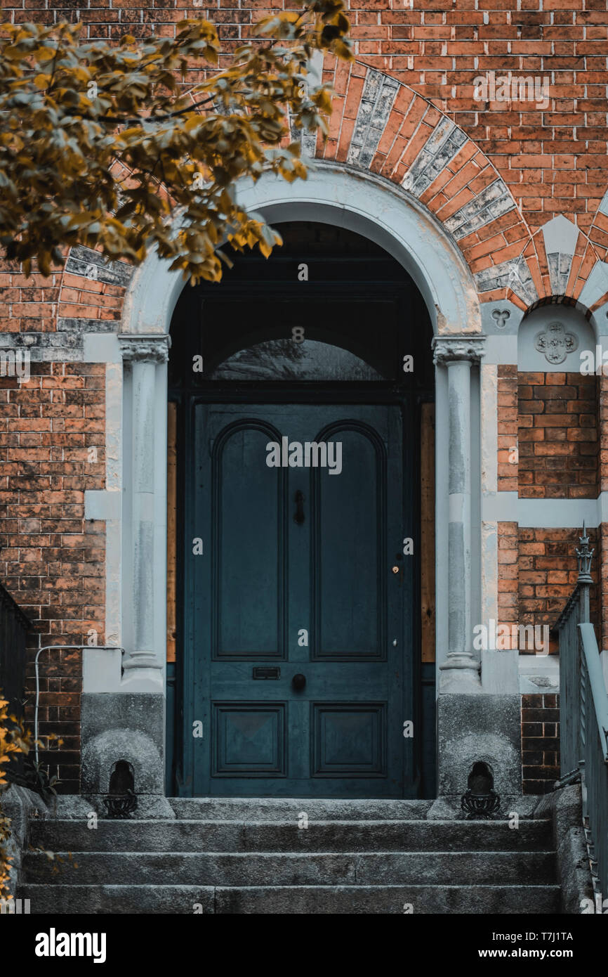 Portes colorées sur Victorian house à Dublin, Irlande, en 2019. Banque D'Images