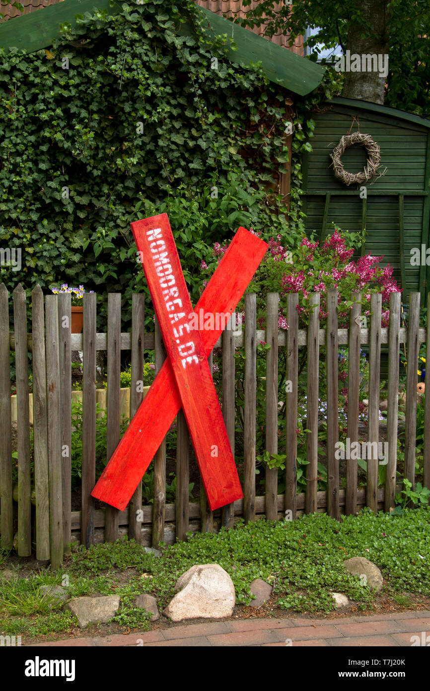 L'initiative des citoyens 'Pas de protestations des gaz Moor avec croix rouge contre le projet de la production de gaz naturel dans la région, Fischerhude, Allemagne. die Banque D'Images