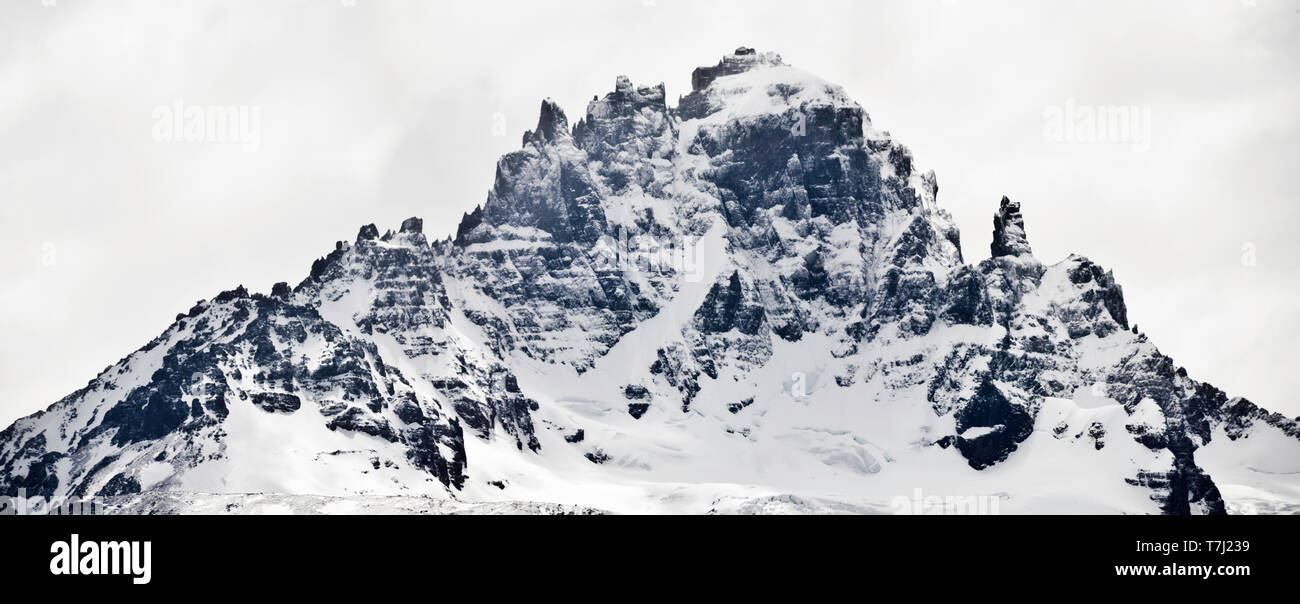 The Ragged ,la neige a couvert, crête du sommet du Cerro Castillo,,parc national Cerro Castillo Aysén,le Chili. Banque D'Images