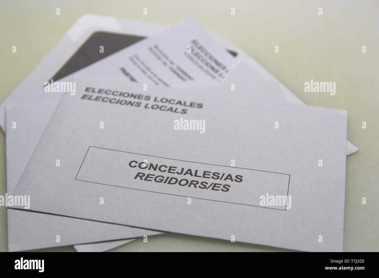 Bulletin et enveloppe pour exercer le droit de vote aux élections des conseillers dans les municipalités de l'Espagne. Traduction du texte en espagnol et Cat Banque D'Images