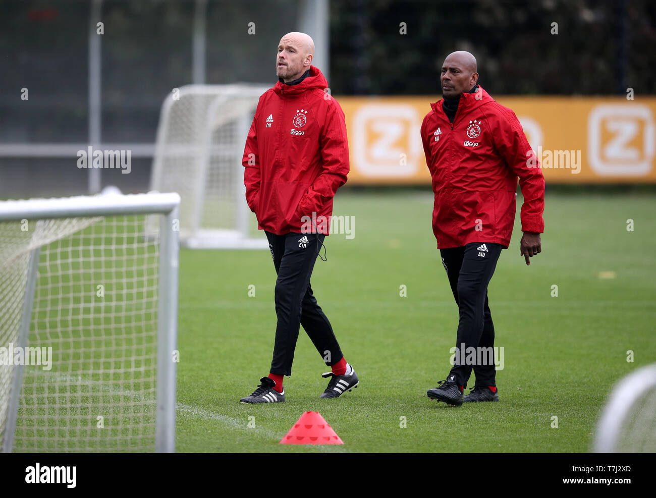 Ajax manager Erik dix Hag (gauche) et sous-Aron Winter au cours d'une séance de formation à l'Toekomst Terrain d'entraînement, Amsterdam. Banque D'Images