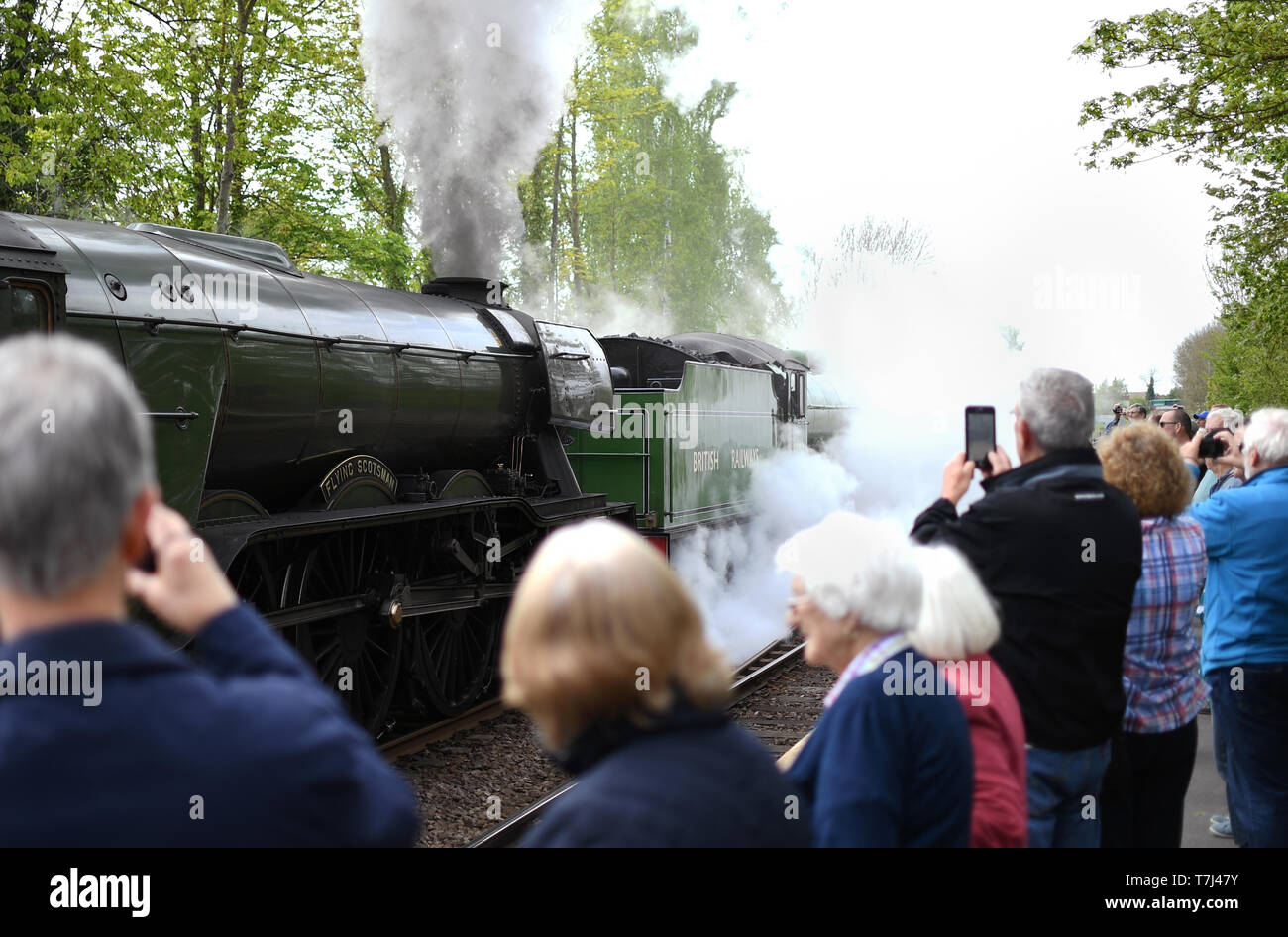 The Flying Scotsman est tiré par une locomotive à vapeur d'autres qu'ils quittent Metheringham Mayflower station dans le Lincolnshire sur leur voyage de Londres à New York. Banque D'Images