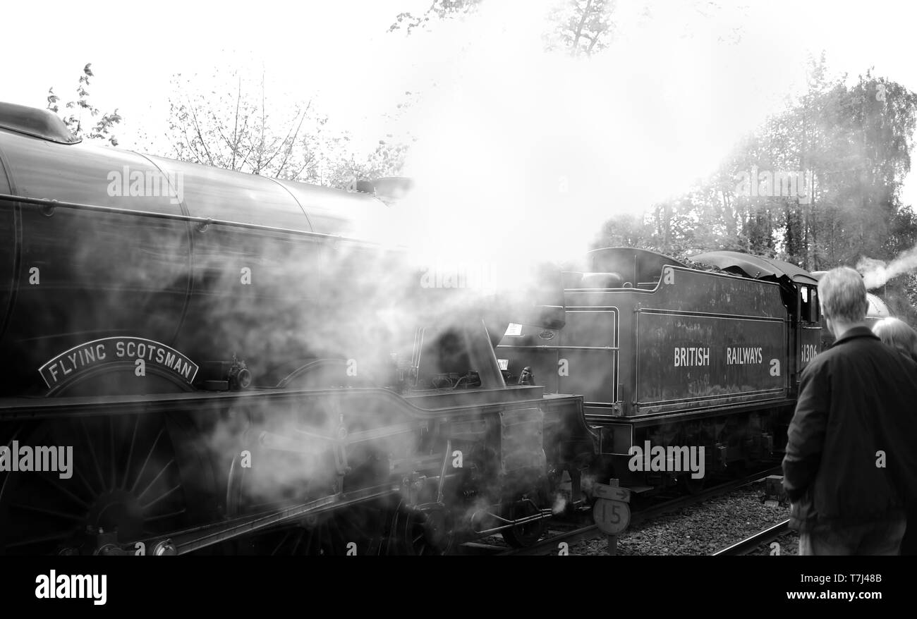 NOTE EDS CONVERTIES EN NOIR ET BLANC The Flying Scotsman est tiré par une locomotive à vapeur d'autres qu'ils quittent Metheringham Mayflower station dans le Lincolnshire sur leur voyage de Londres à New York. Banque D'Images