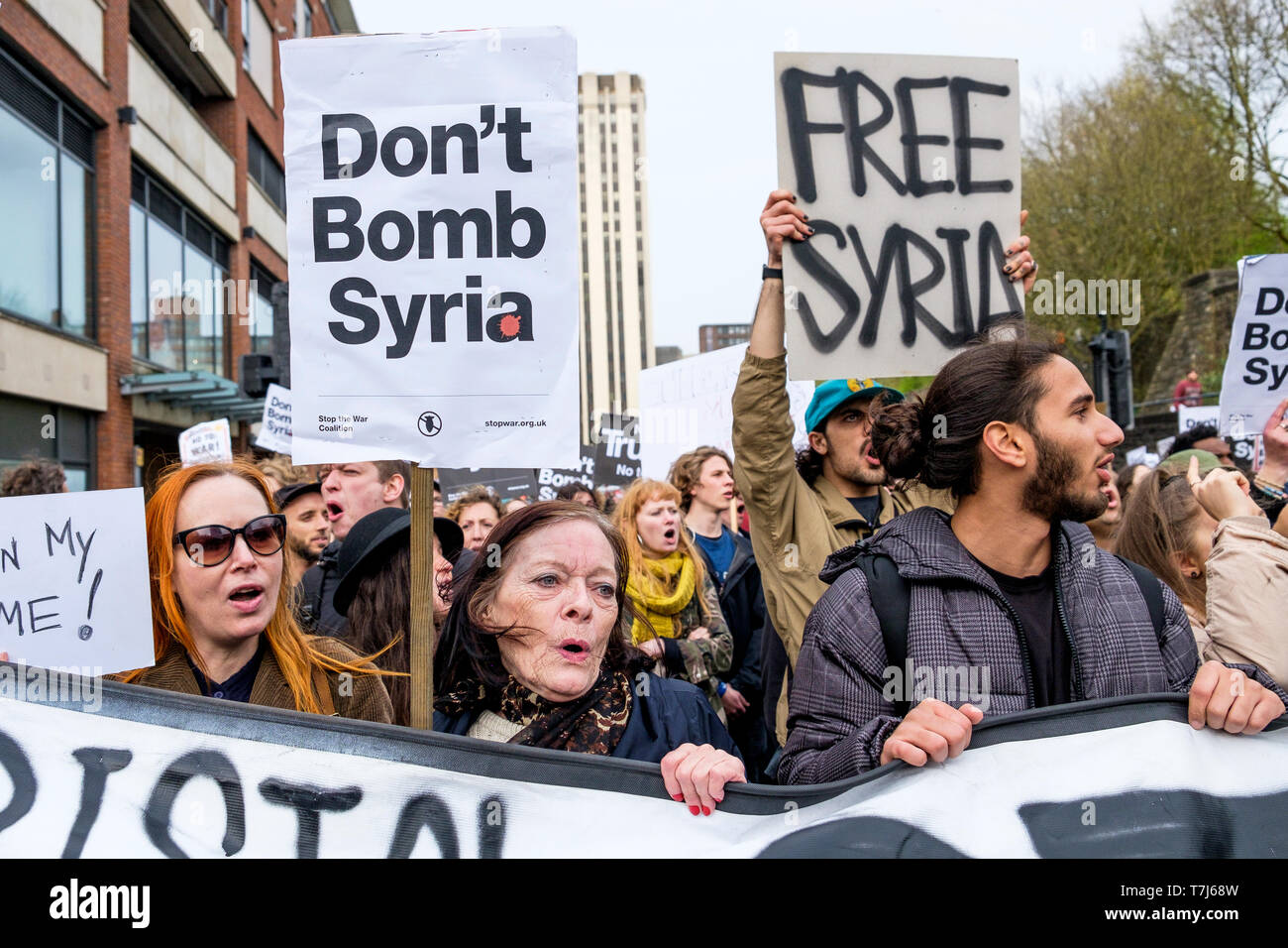 L'exécution des manifestants 'ne' Syrie bombe des plaques sont représentés comme ils mars à Bristol au cours d'un bombardement d'arrêt la Syrie de protestation.16 Avril, 2018 Banque D'Images