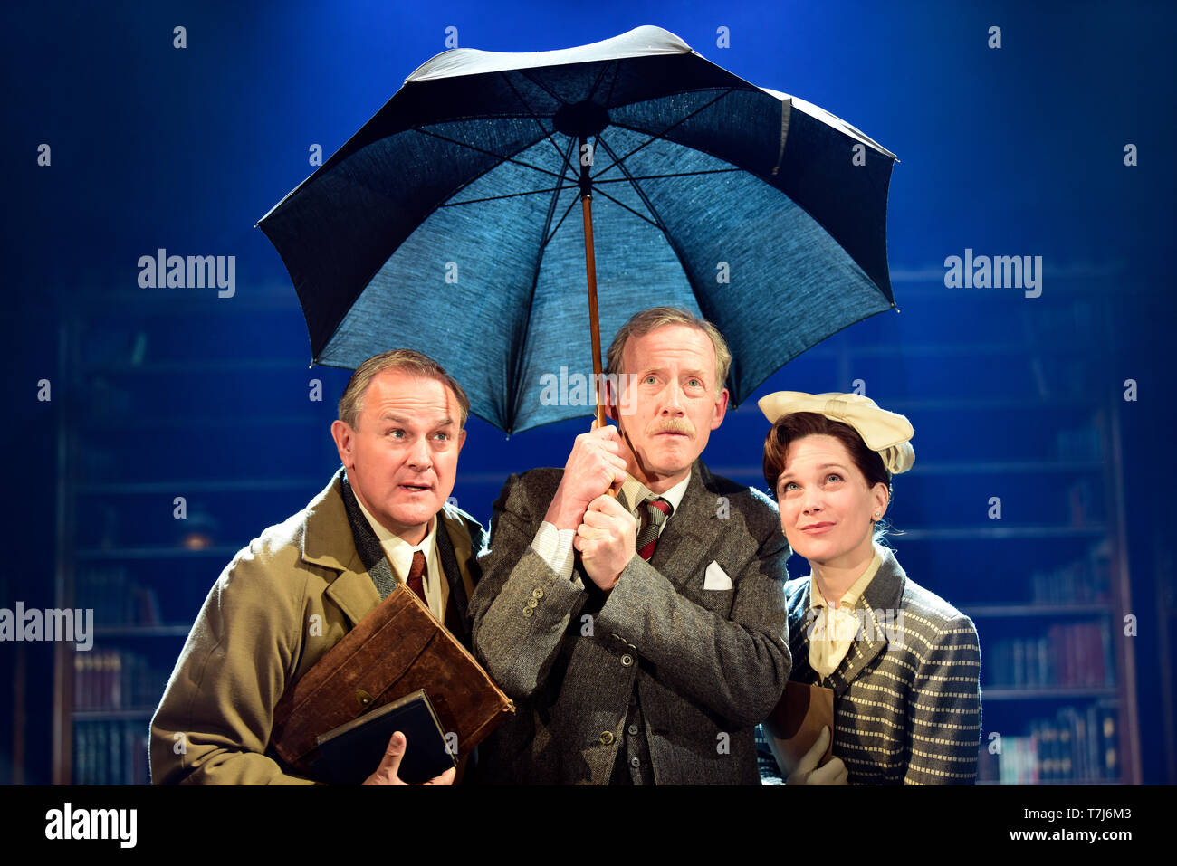 De gauche à droite : Hugh Bonneville comme C.S. Lewis, Andrew Havill comme Warnie Liz White, que Joy Gresham dans Shadowlands par William Nicholson, Chichester Theatre. Banque D'Images